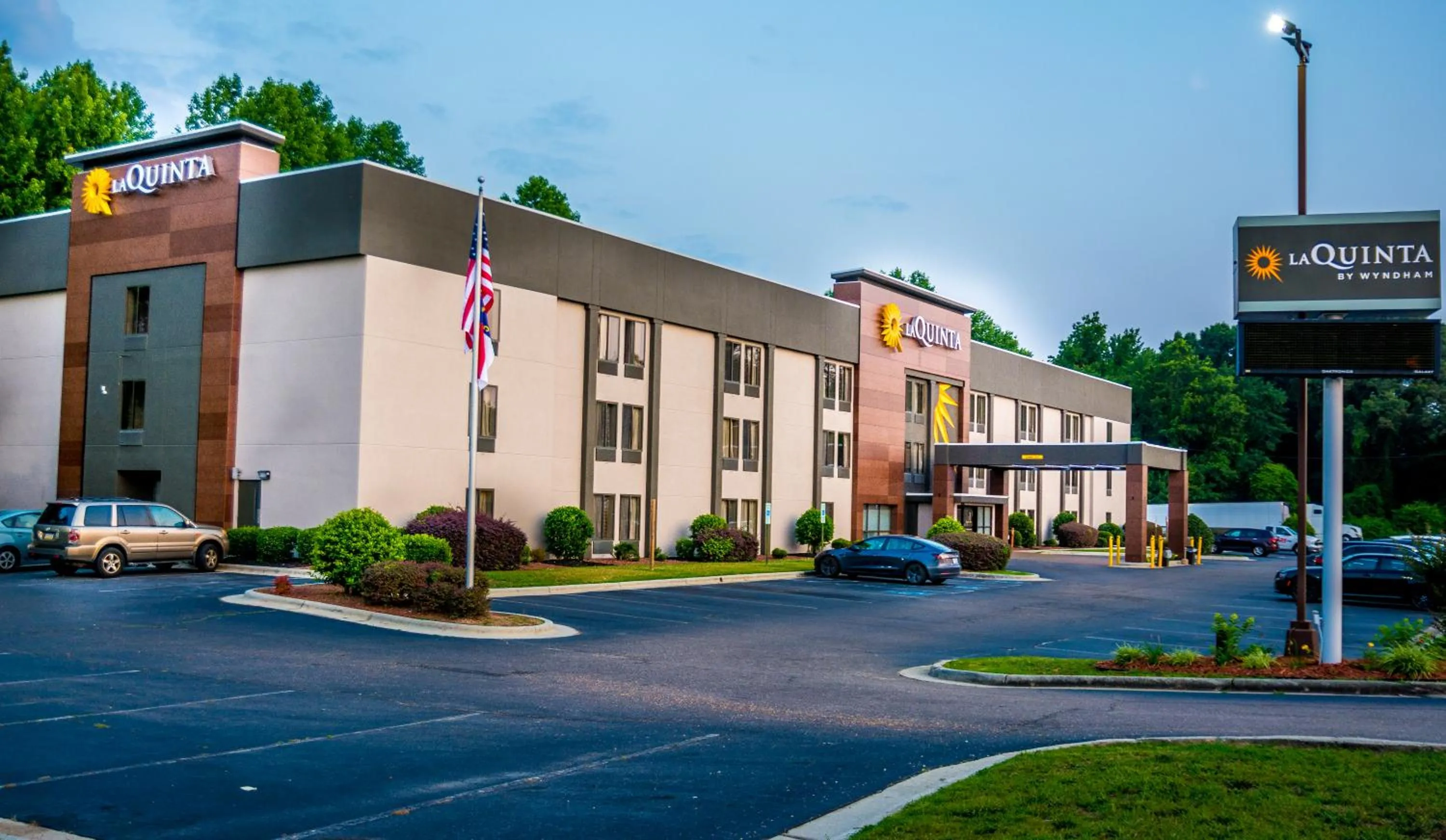 Property building in La Quinta Inn & Suites by Wyndham Fayetteville I-95