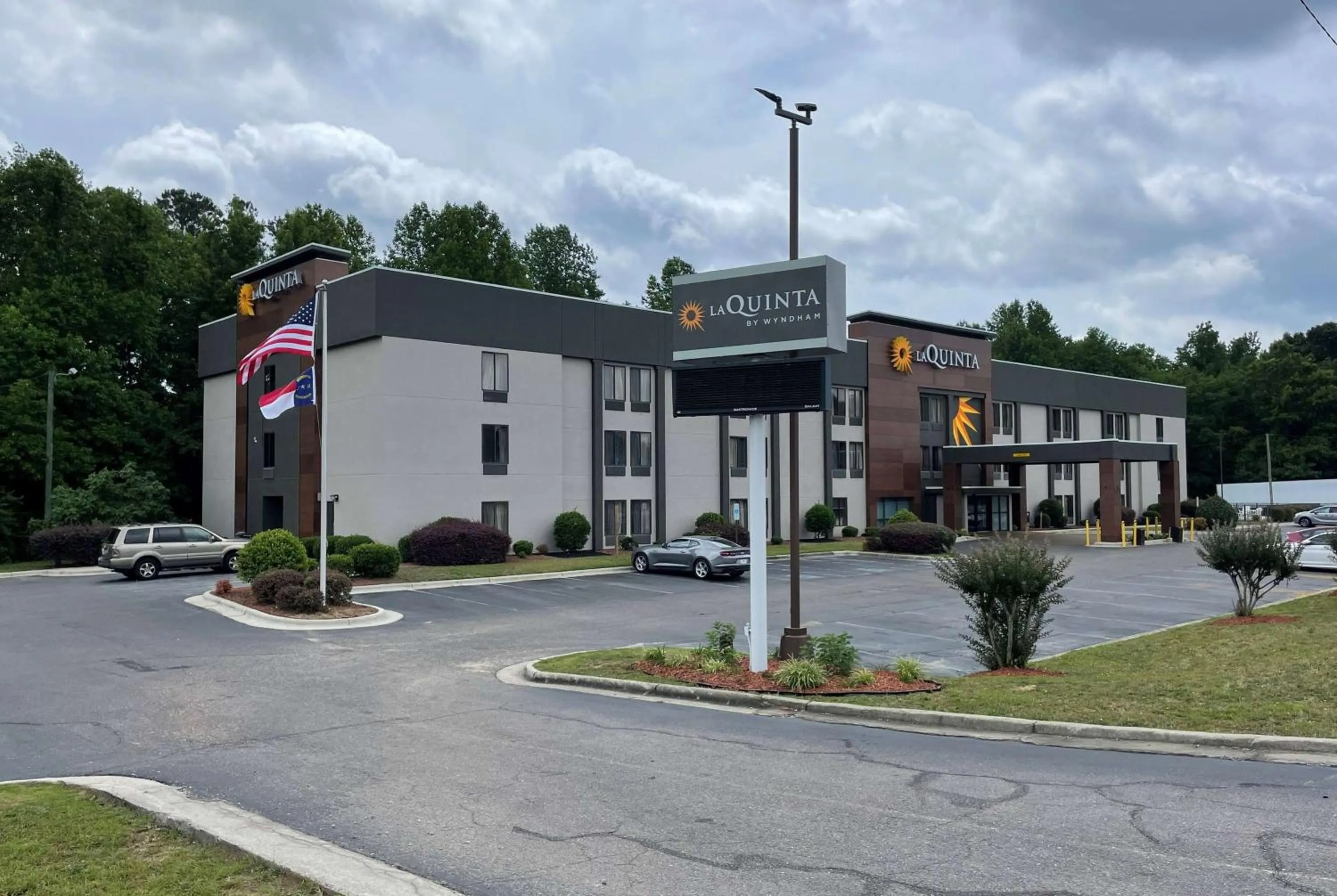 Property building in La Quinta Inn & Suites by Wyndham Fayetteville I-95