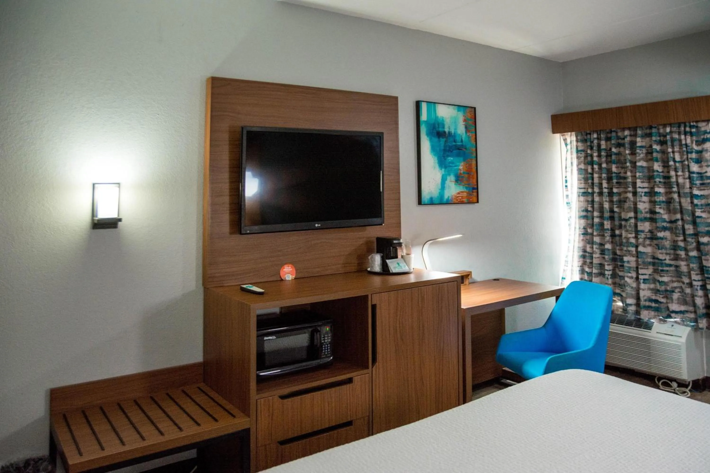 Photo of the whole room, Bed in La Quinta Inn & Suites by Wyndham Fayetteville I-95