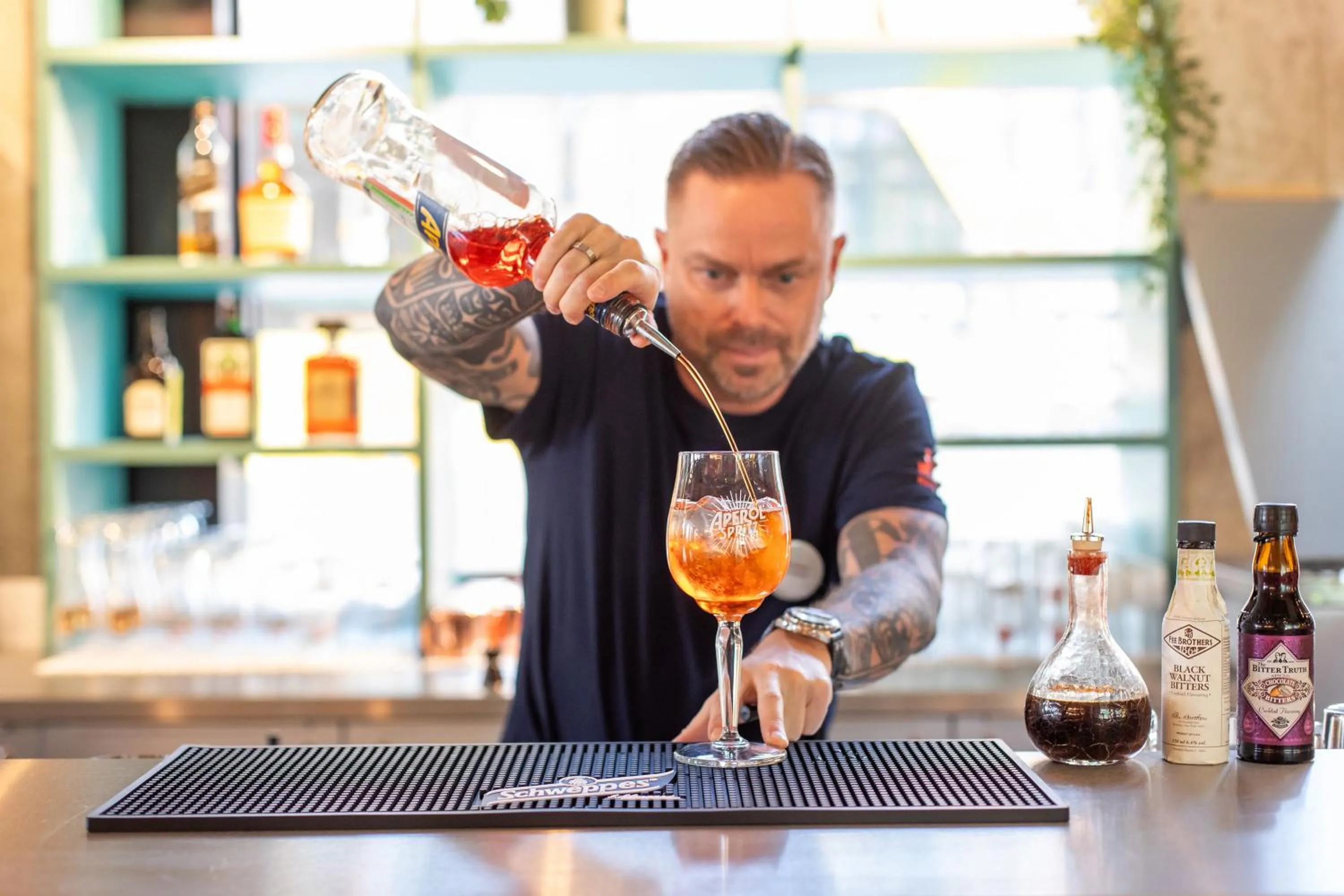 Lounge or bar in MEININGER Hotel Berlin East Side Gallery