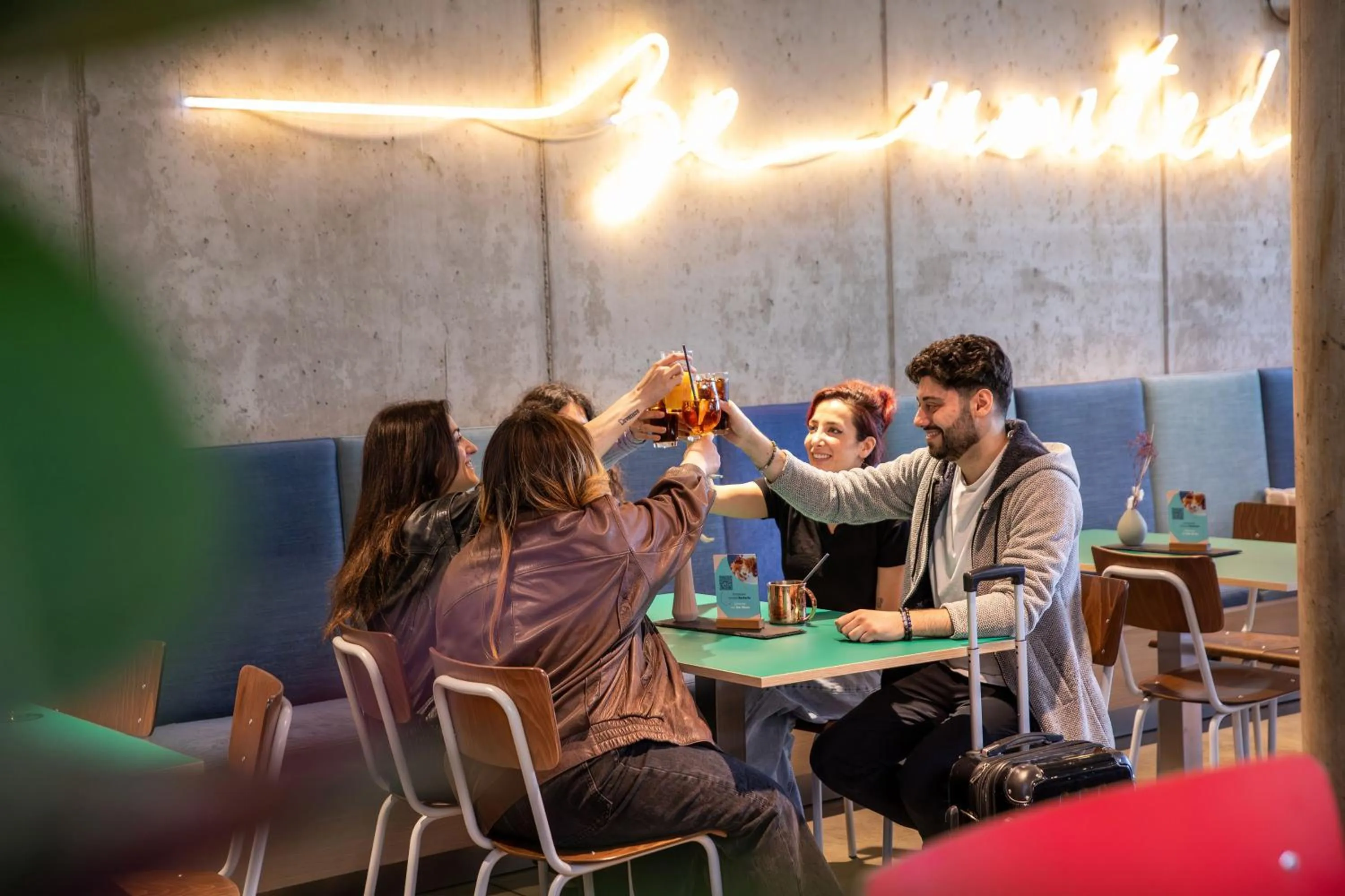 Lounge or bar in MEININGER Hotel Berlin East Side Gallery