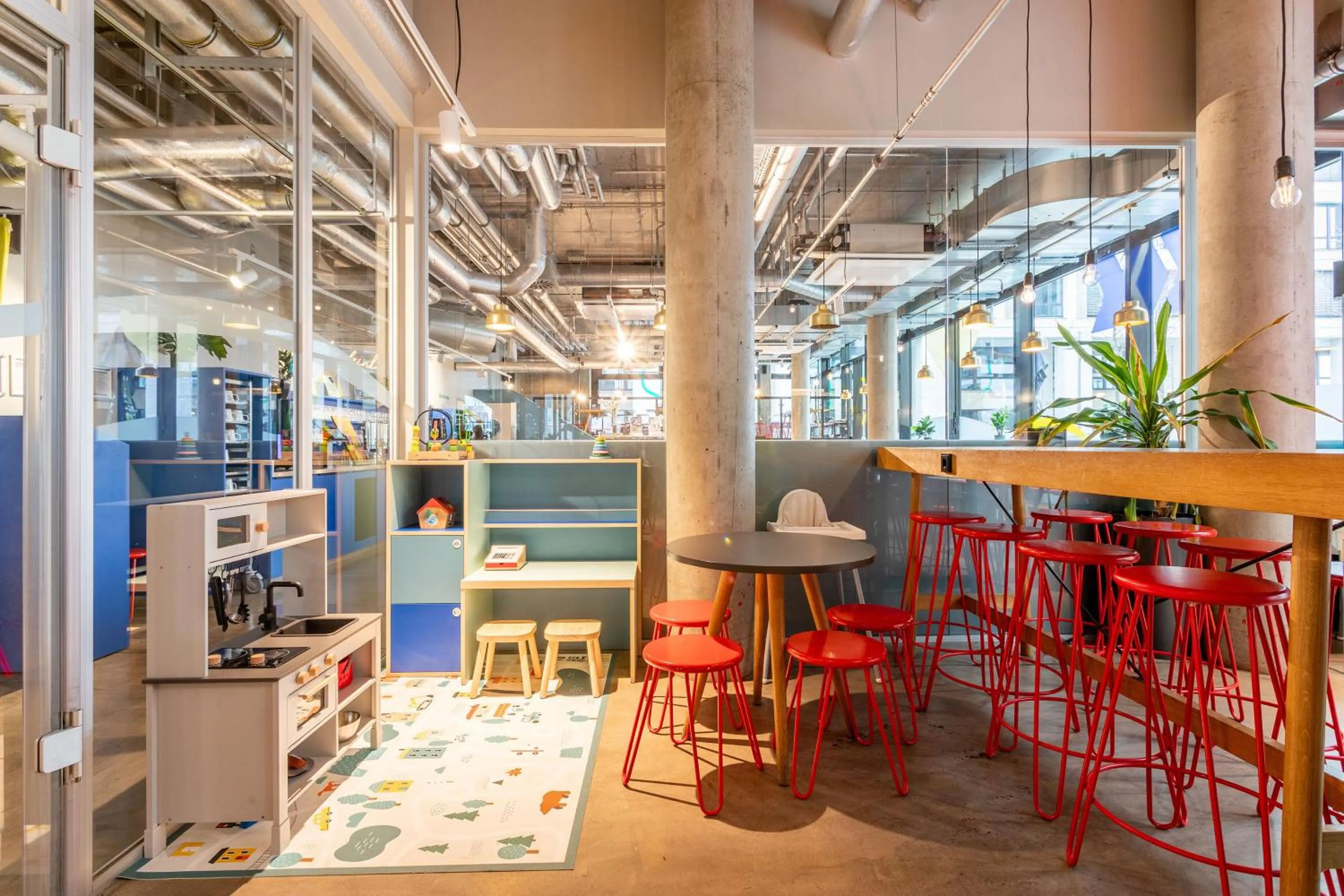 children in MEININGER Hotel Berlin East Side Gallery