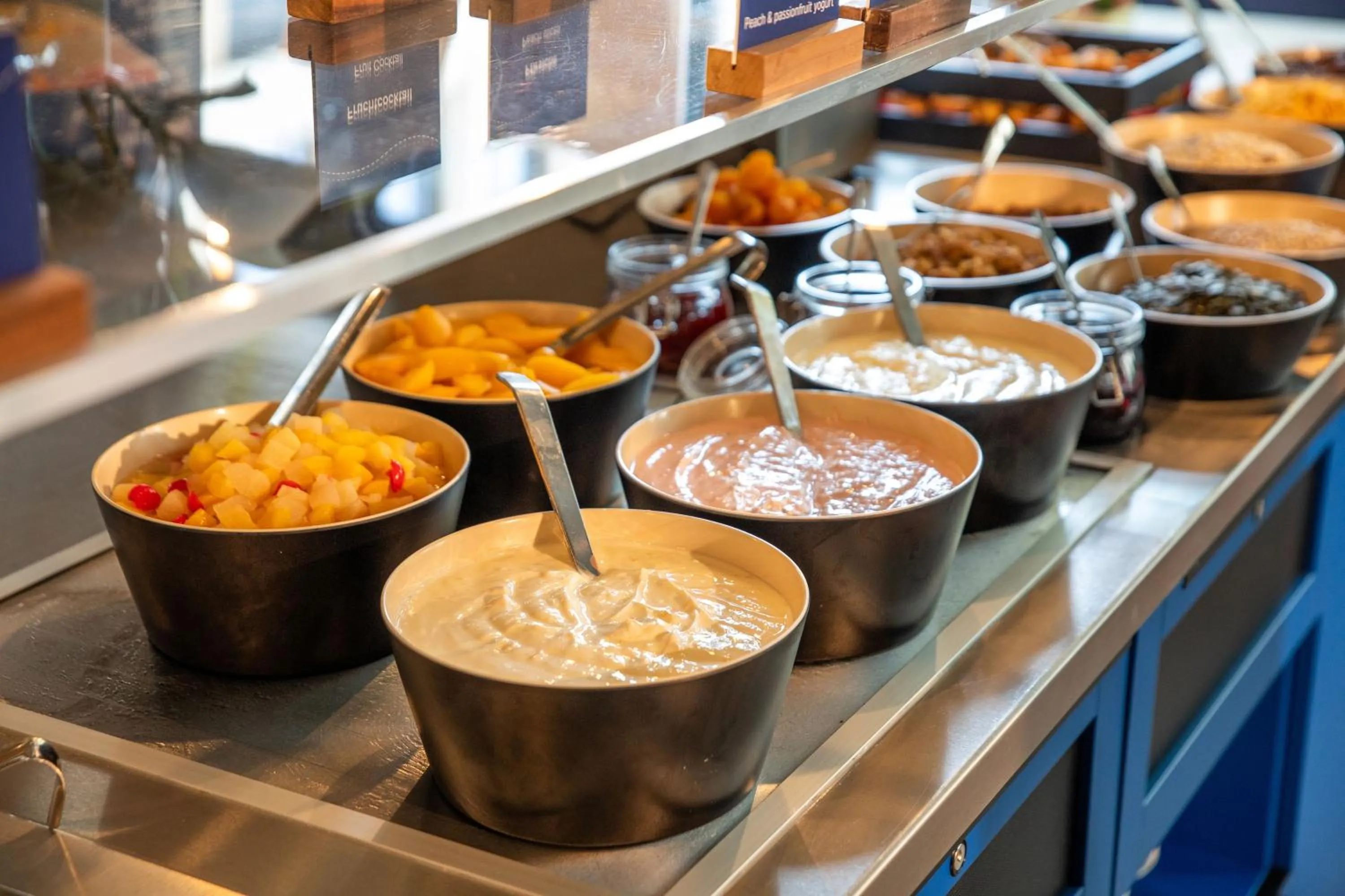 Buffet breakfast in MEININGER Hotel Berlin East Side Gallery