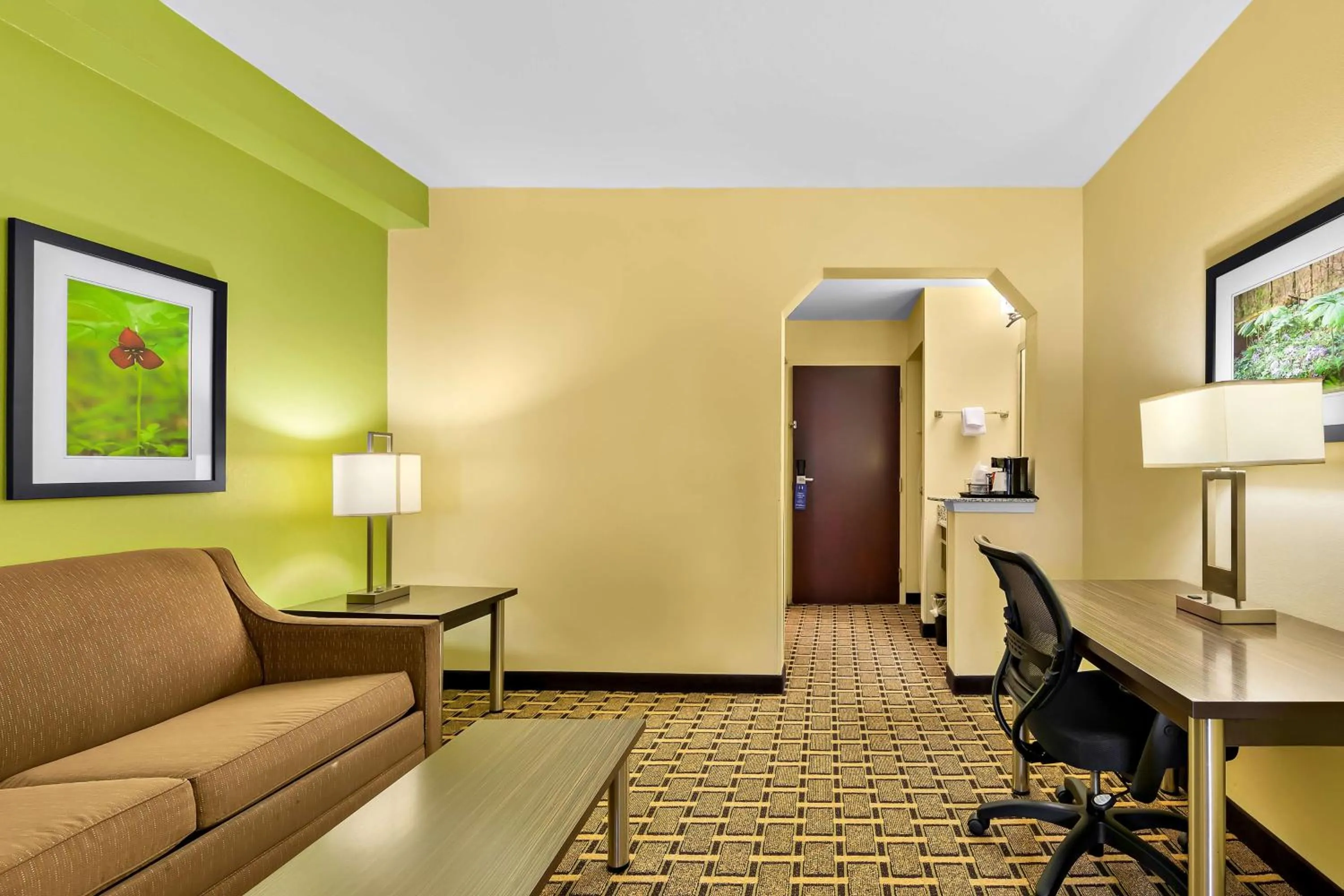 Photo of the whole room in Best Western Knoxville Suites - Downtown