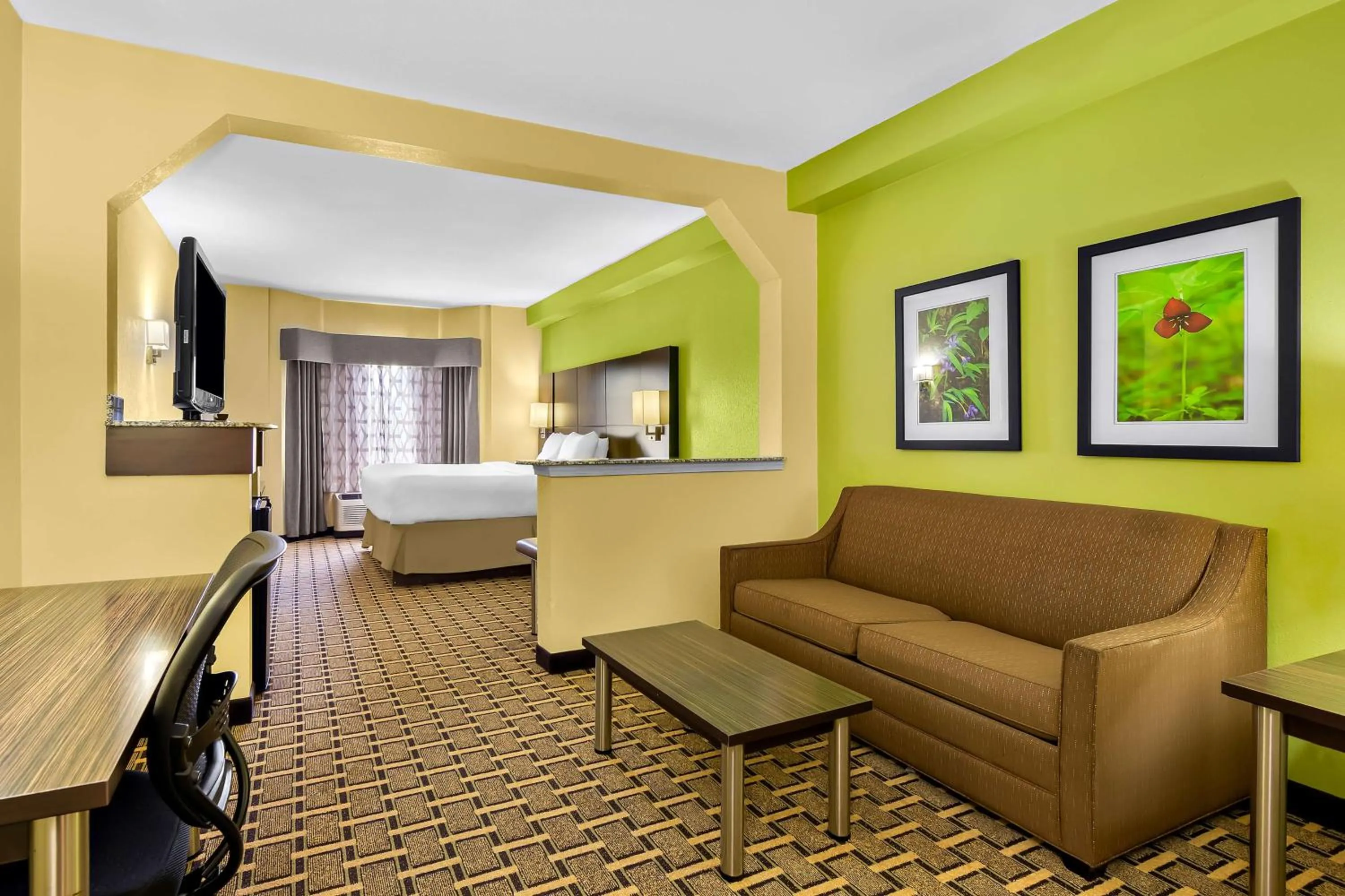 Photo of the whole room, Bed in Best Western Knoxville Suites - Downtown
