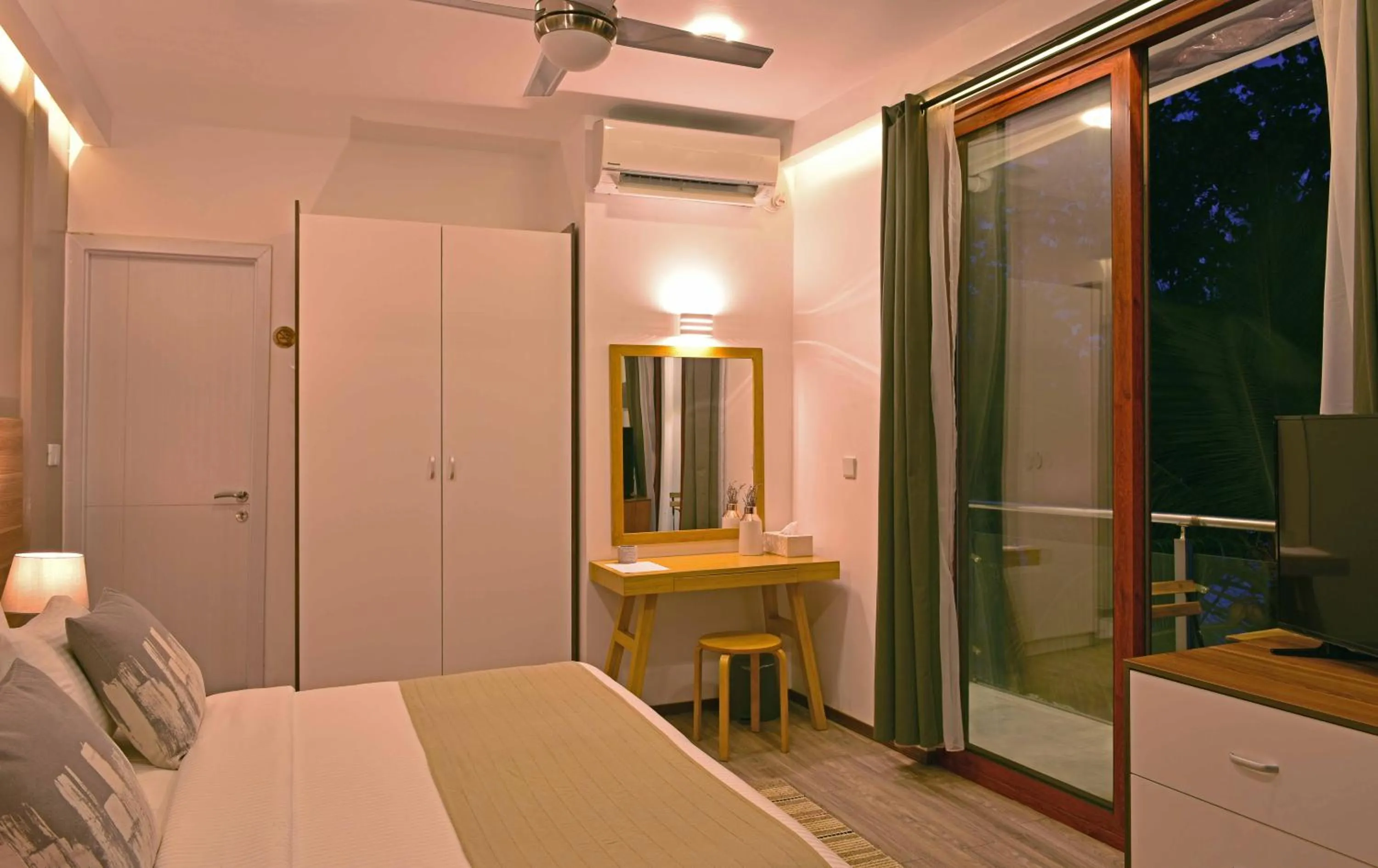 Photo of the whole room, Bed in Veli Vilaa