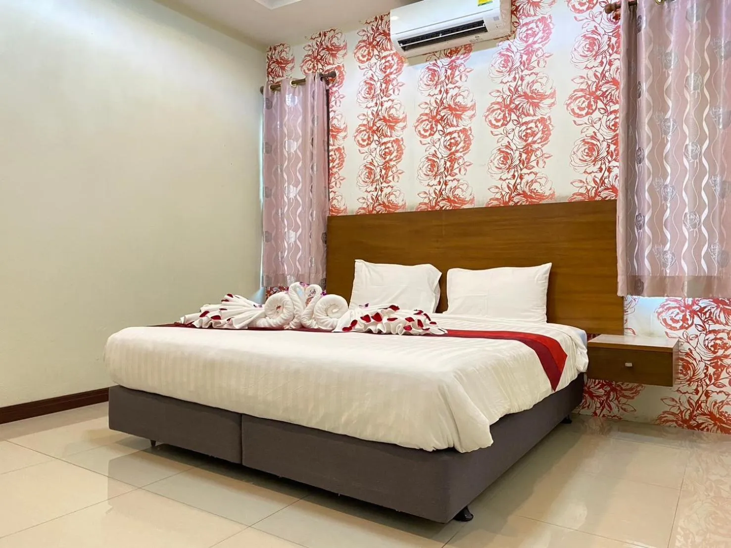 Bed in Chaophayathara Riverside Hotel