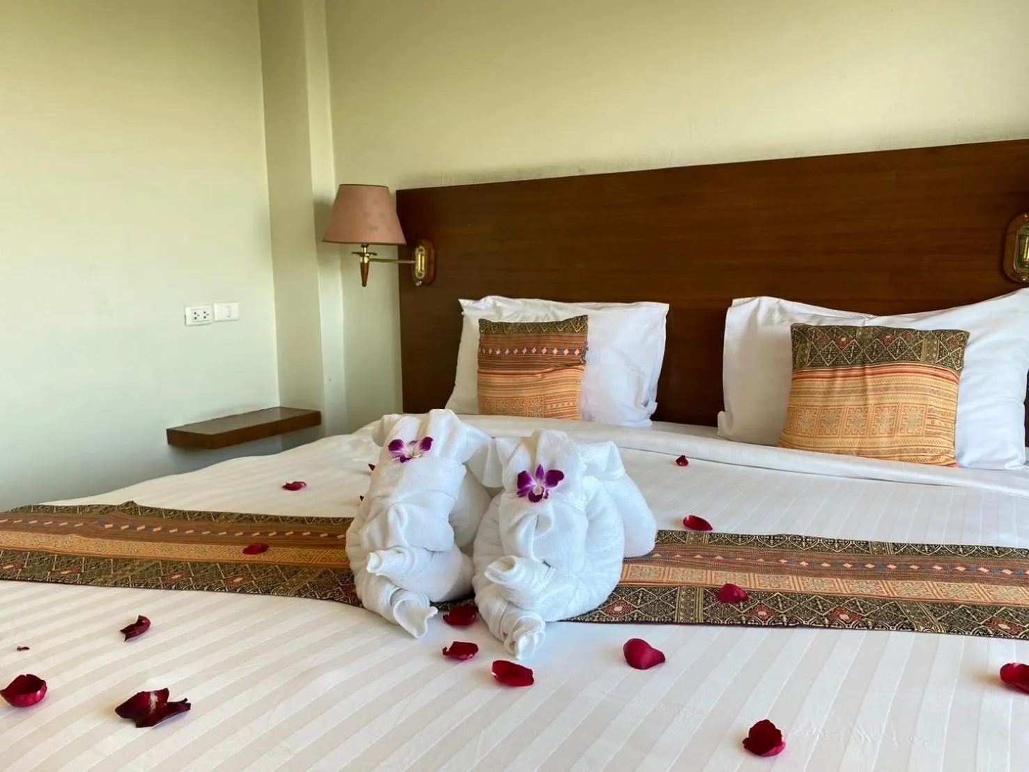 Bed in Chaophayathara Riverside Hotel