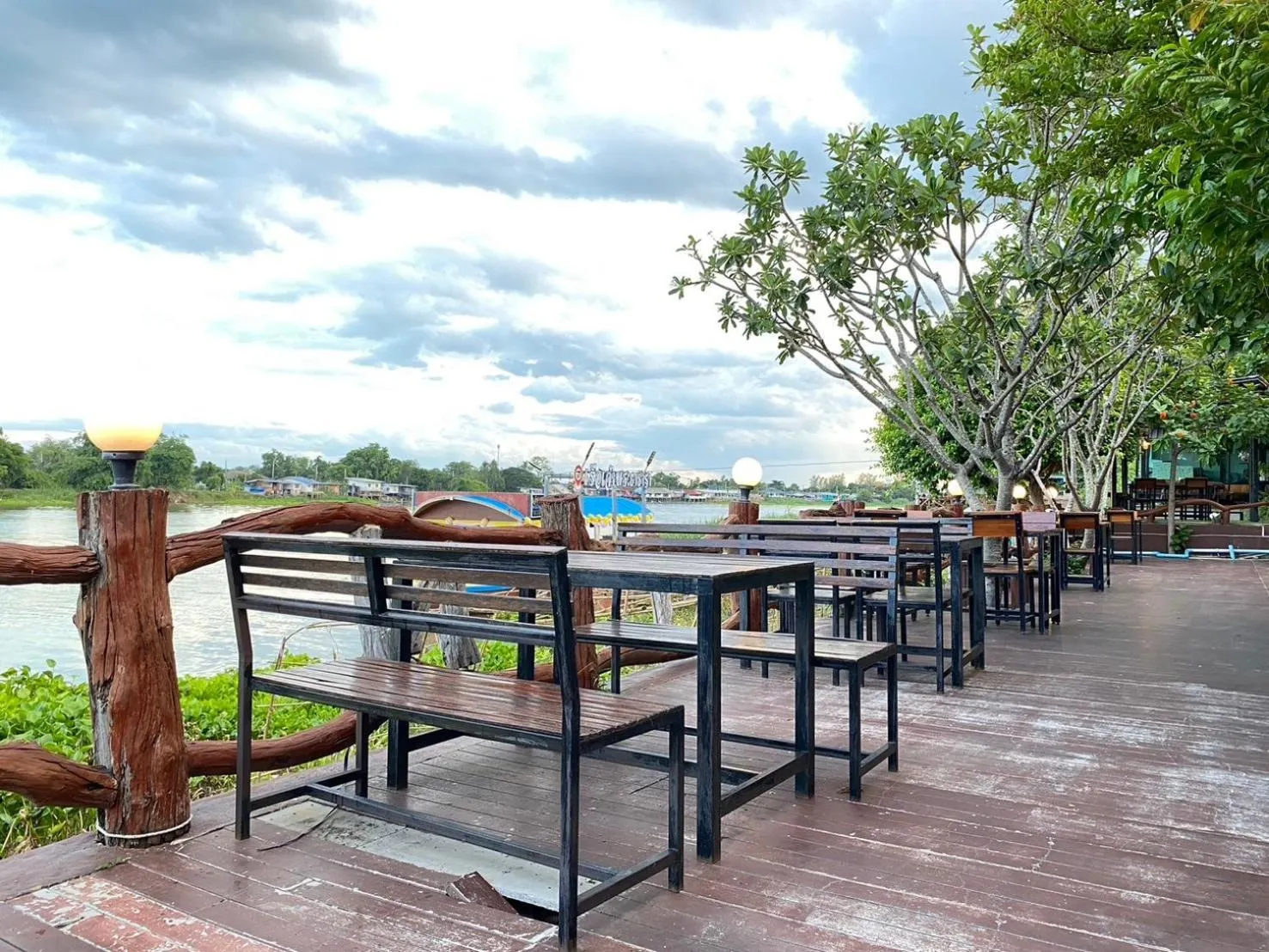 Restaurant/places to eat in Chaophayathara Riverside Hotel