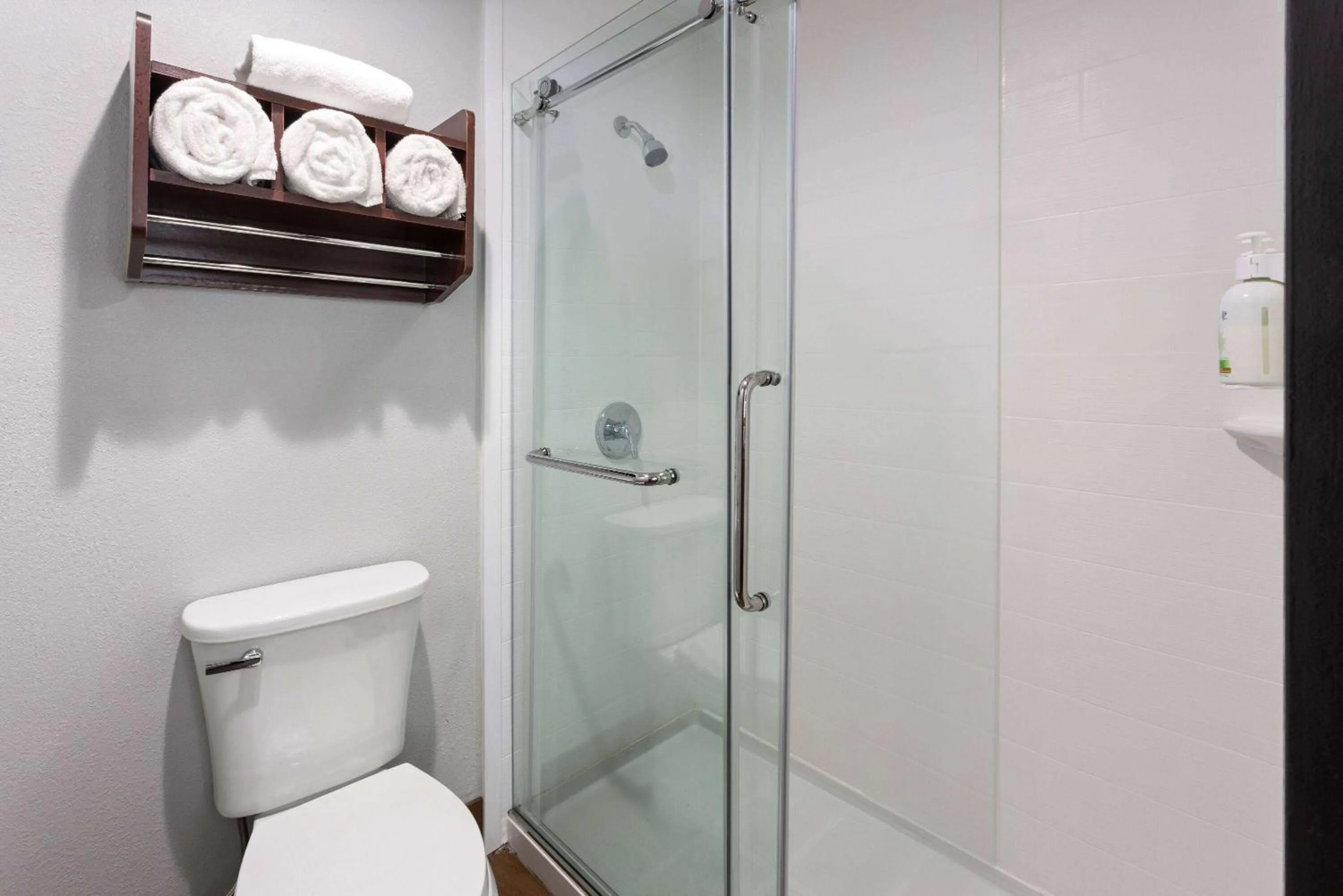 Bathroom in La Quinta Inn by Wyndham Buffalo Airport