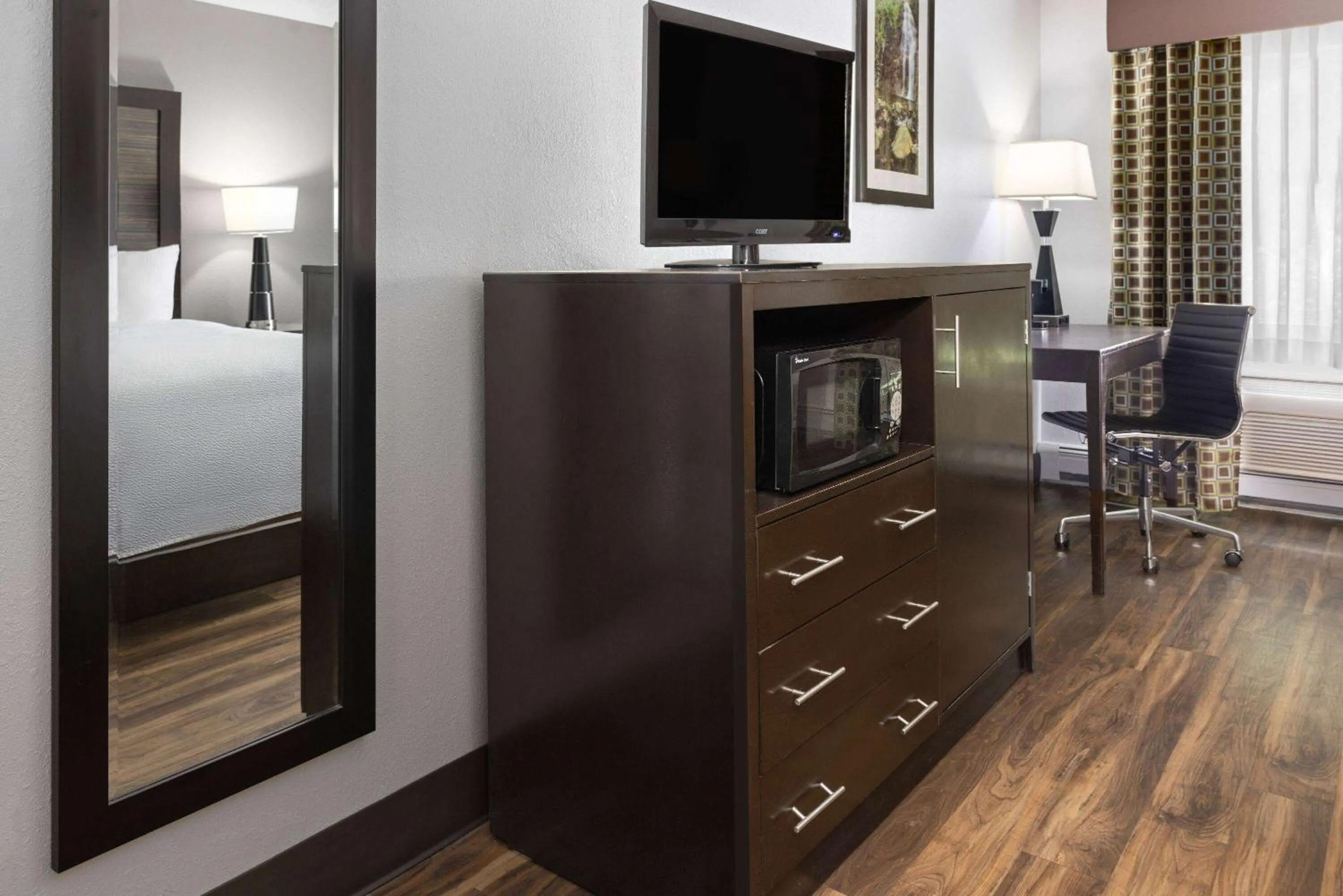 Photo of the whole room in La Quinta Inn by Wyndham Buffalo Airport