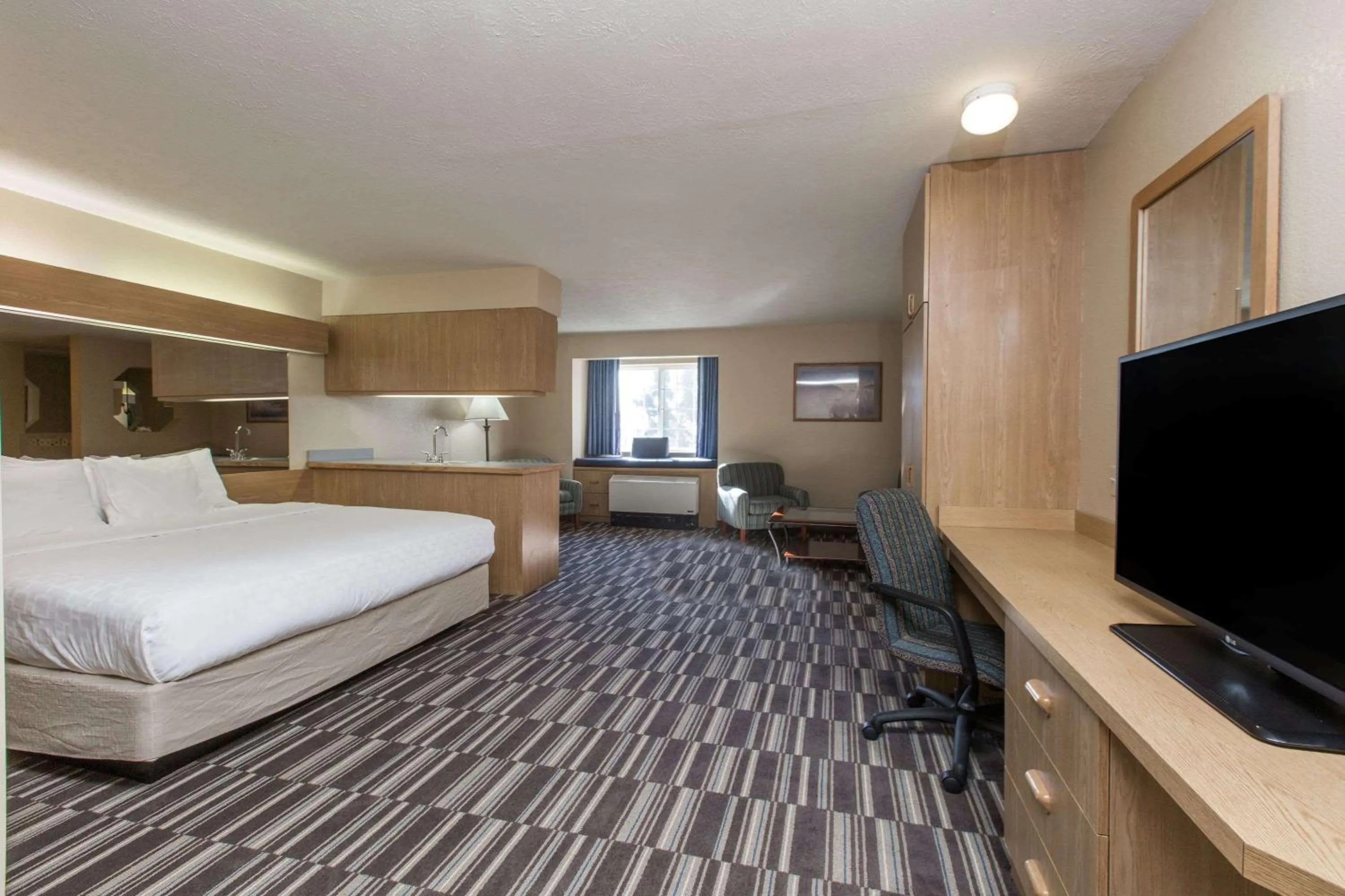 Photo of the whole room, Bed in Baymont Inn & Suites by Wyndham Anchorage Airport