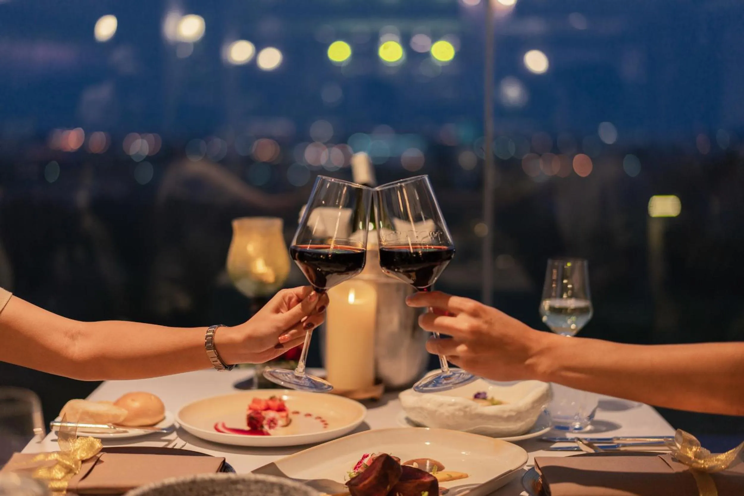 Food and drinks in The Riverie by Katathani