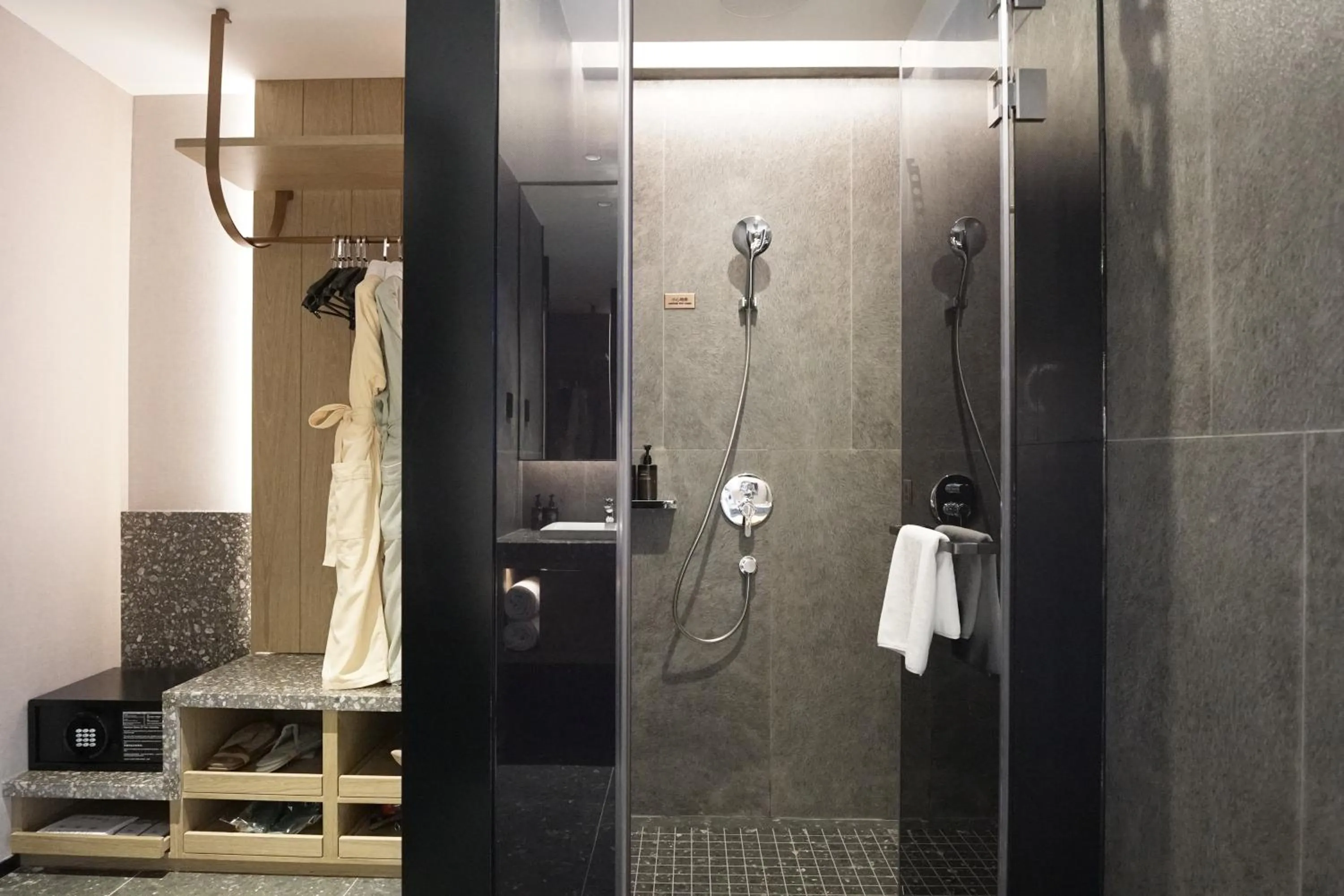 Shower in Paco Hotel Datang Metro Guangzhou-Free breakfast and proximity to Pazhou Exhibition Center