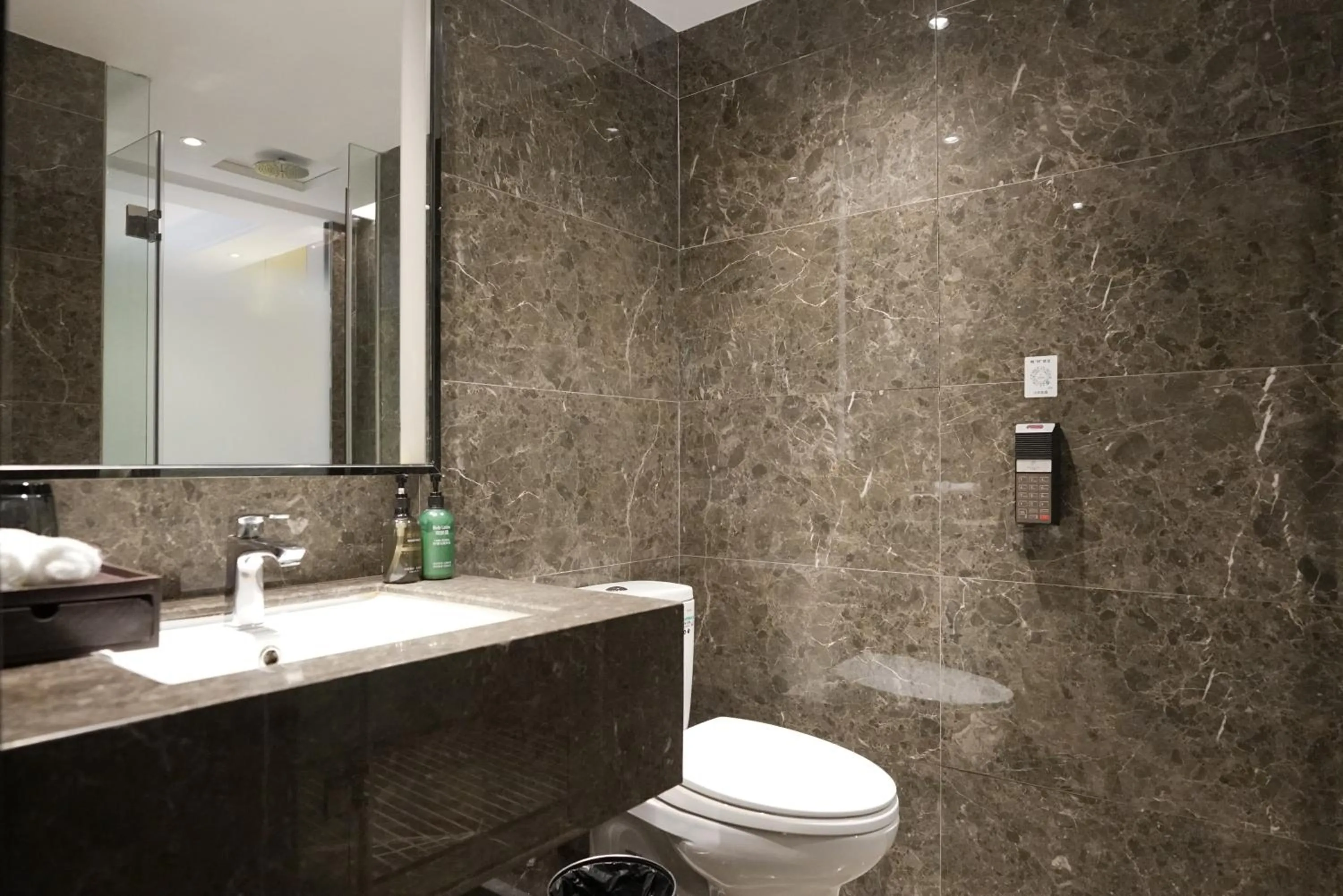 Toilet in Paco Hotel Datang Metro Guangzhou-Free breakfast and proximity to Pazhou Exhibition Center