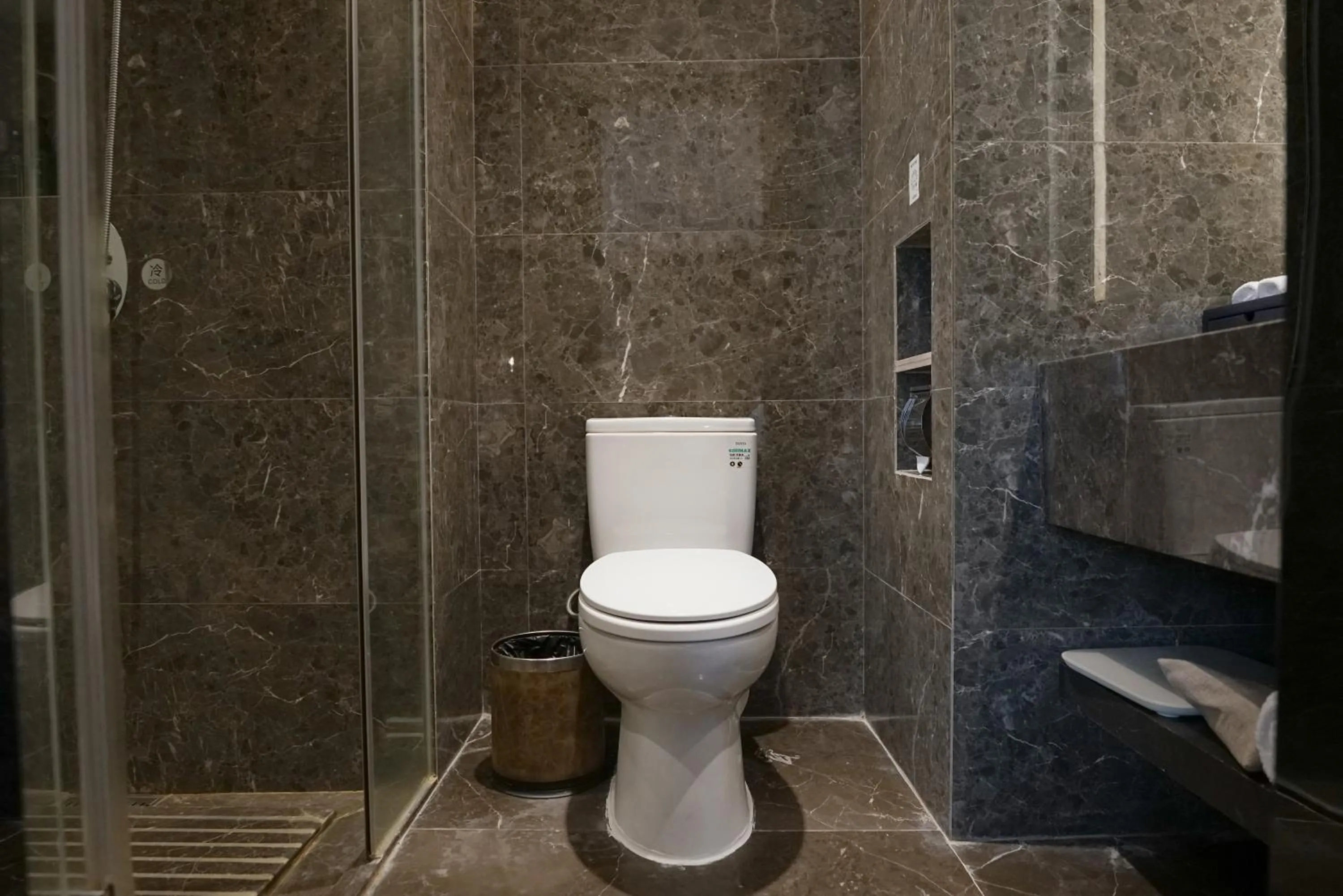 Toilet in Paco Hotel Datang Metro Guangzhou-Free breakfast and proximity to Pazhou Exhibition Center