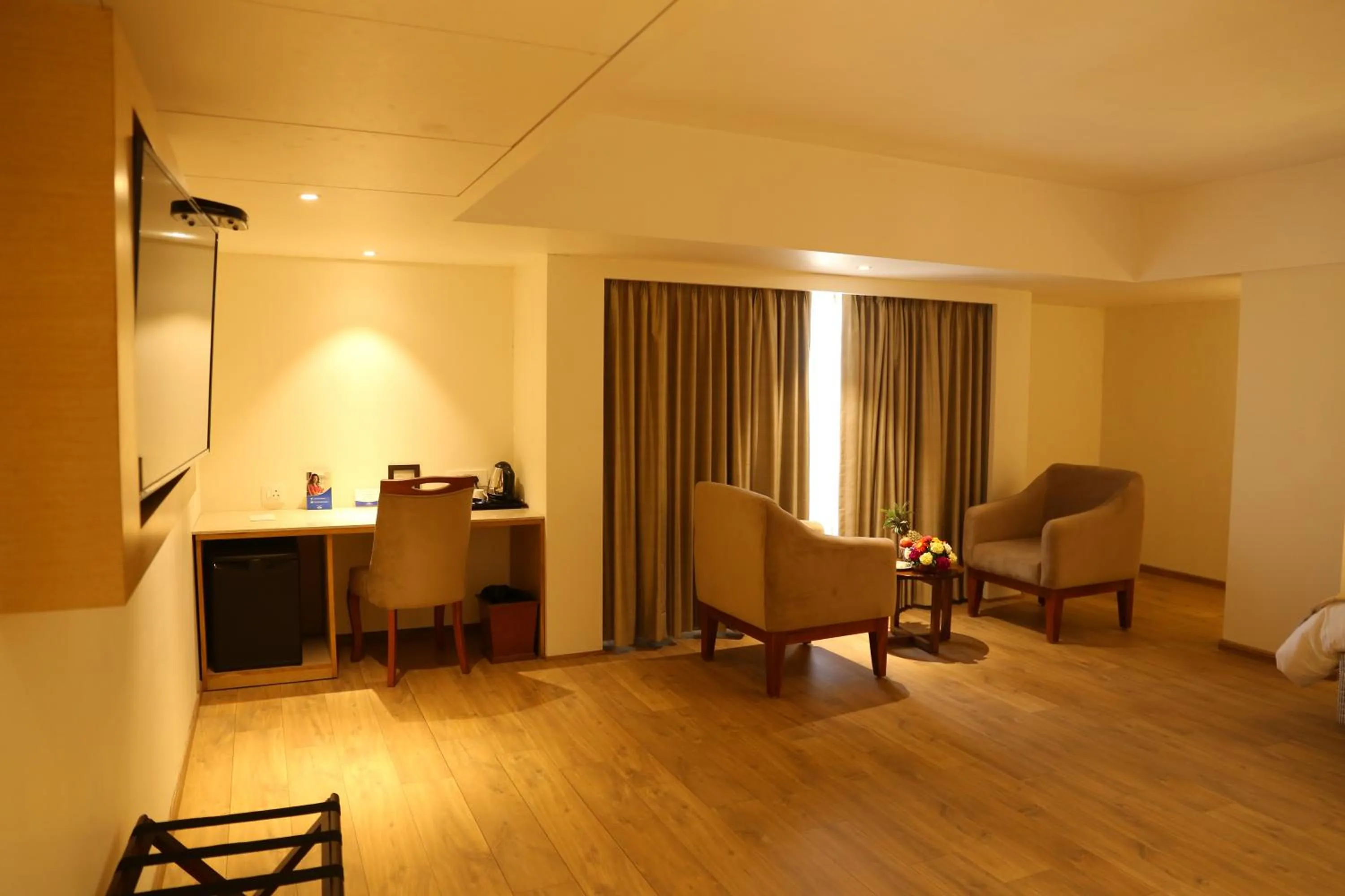 Seating area, Bed in Sarovar Portico Rivera Ahmedabad