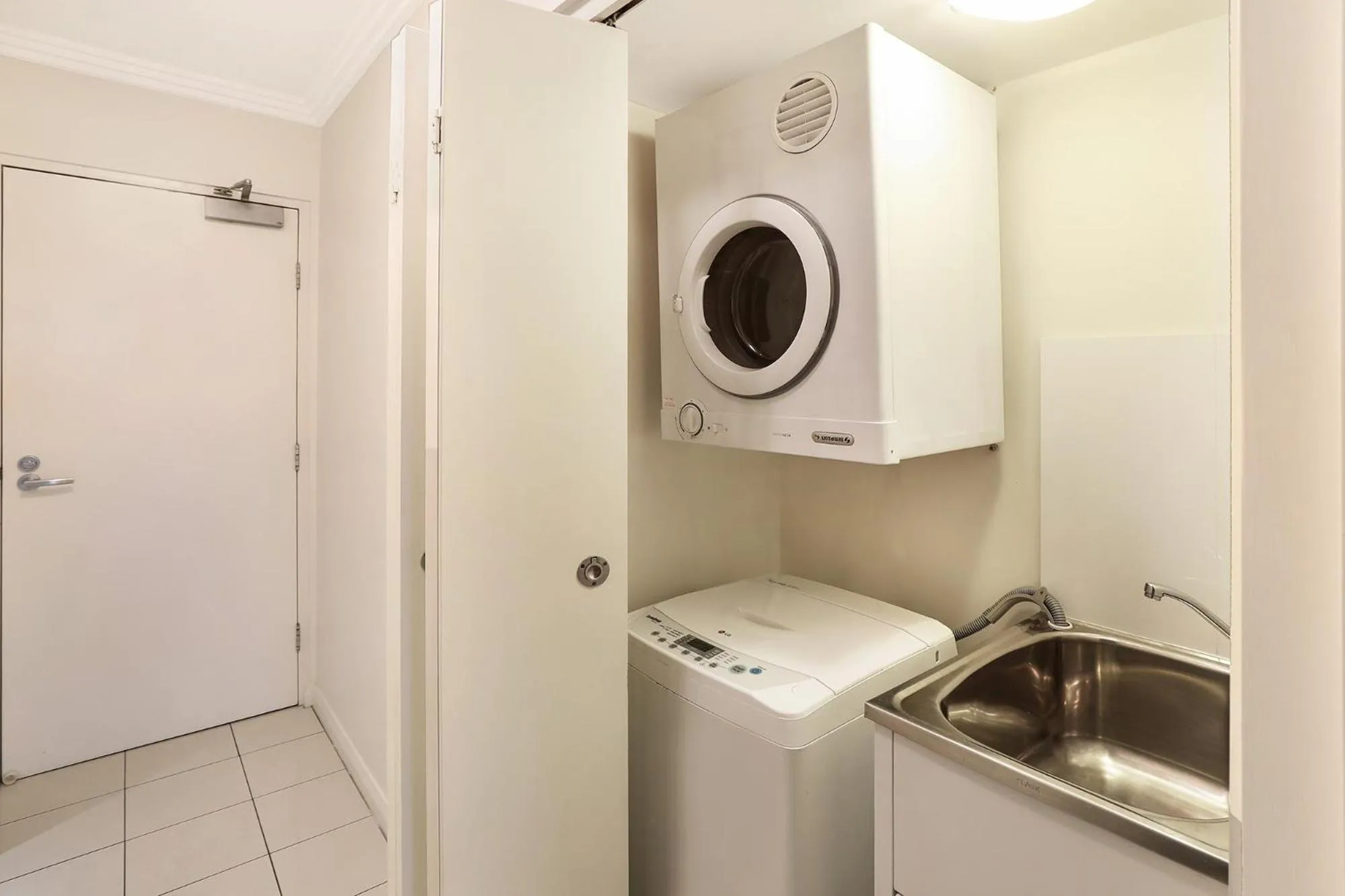 laundry in Aqualine Apartments On The Broadwater