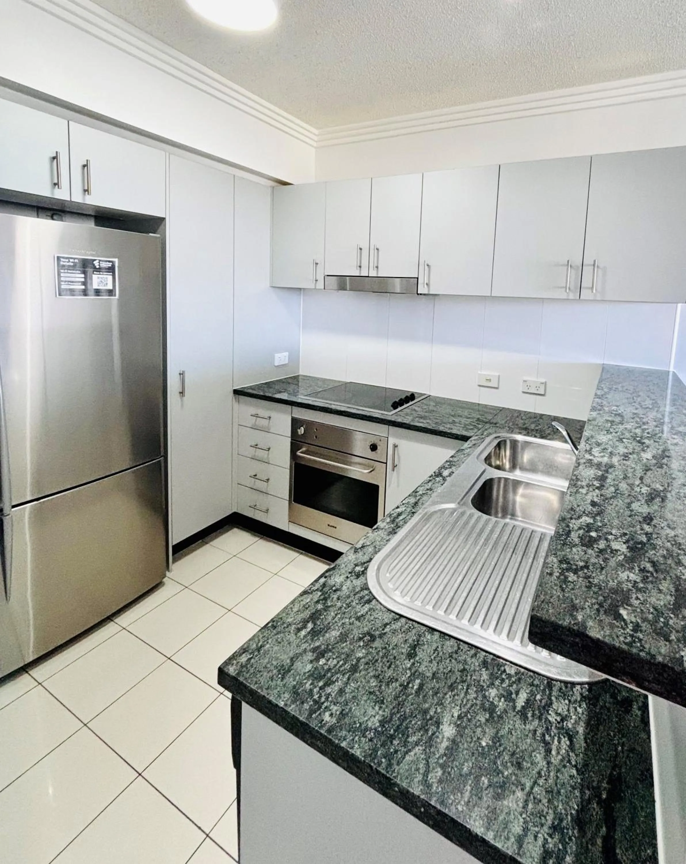 Kitchen or kitchenette in Aqualine Apartments On The Broadwater