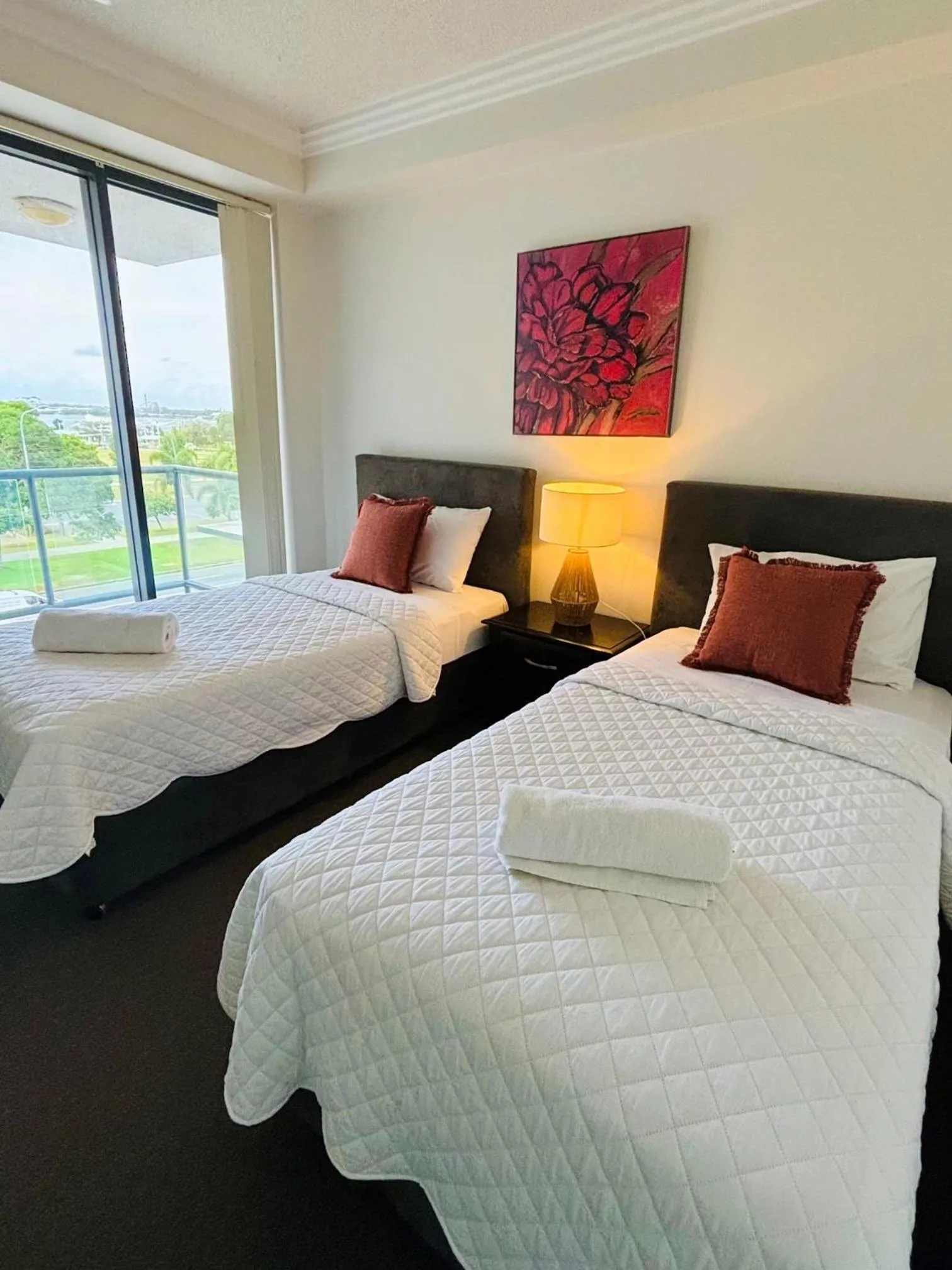 Bed in Aqualine Apartments On The Broadwater