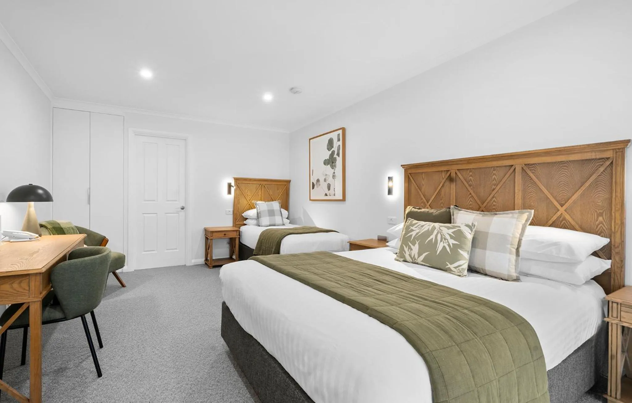 Shower, Bed in Beechworth Motor Inn