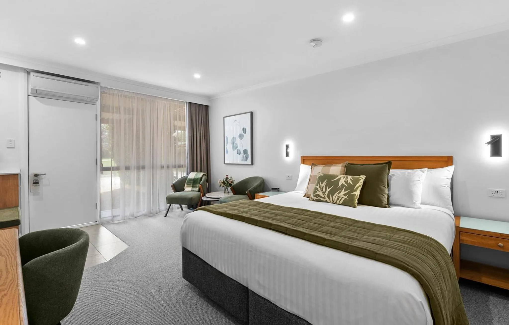 Shower, Bed in Beechworth Motor Inn