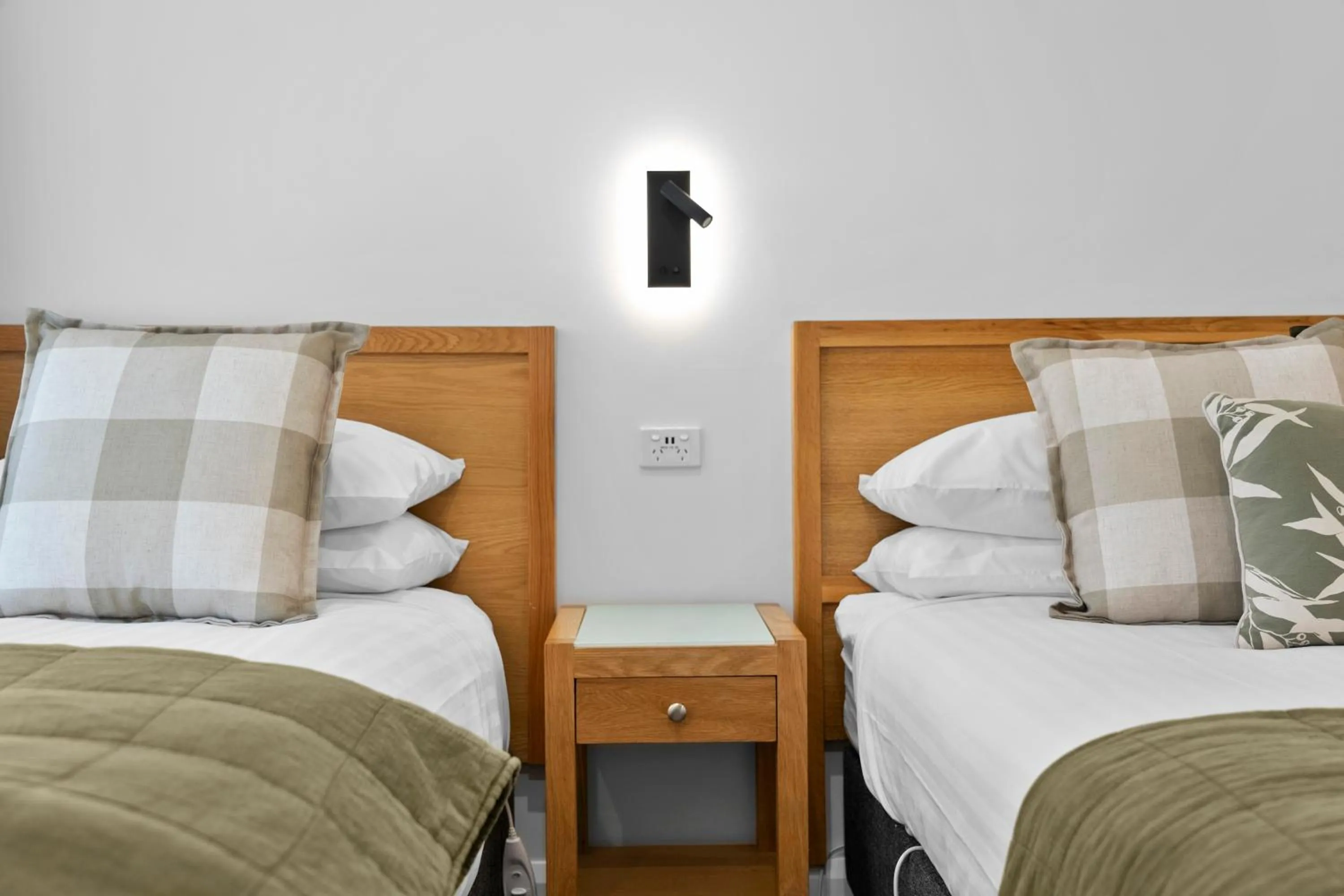 Bedroom, Bed in Beechworth Motor Inn