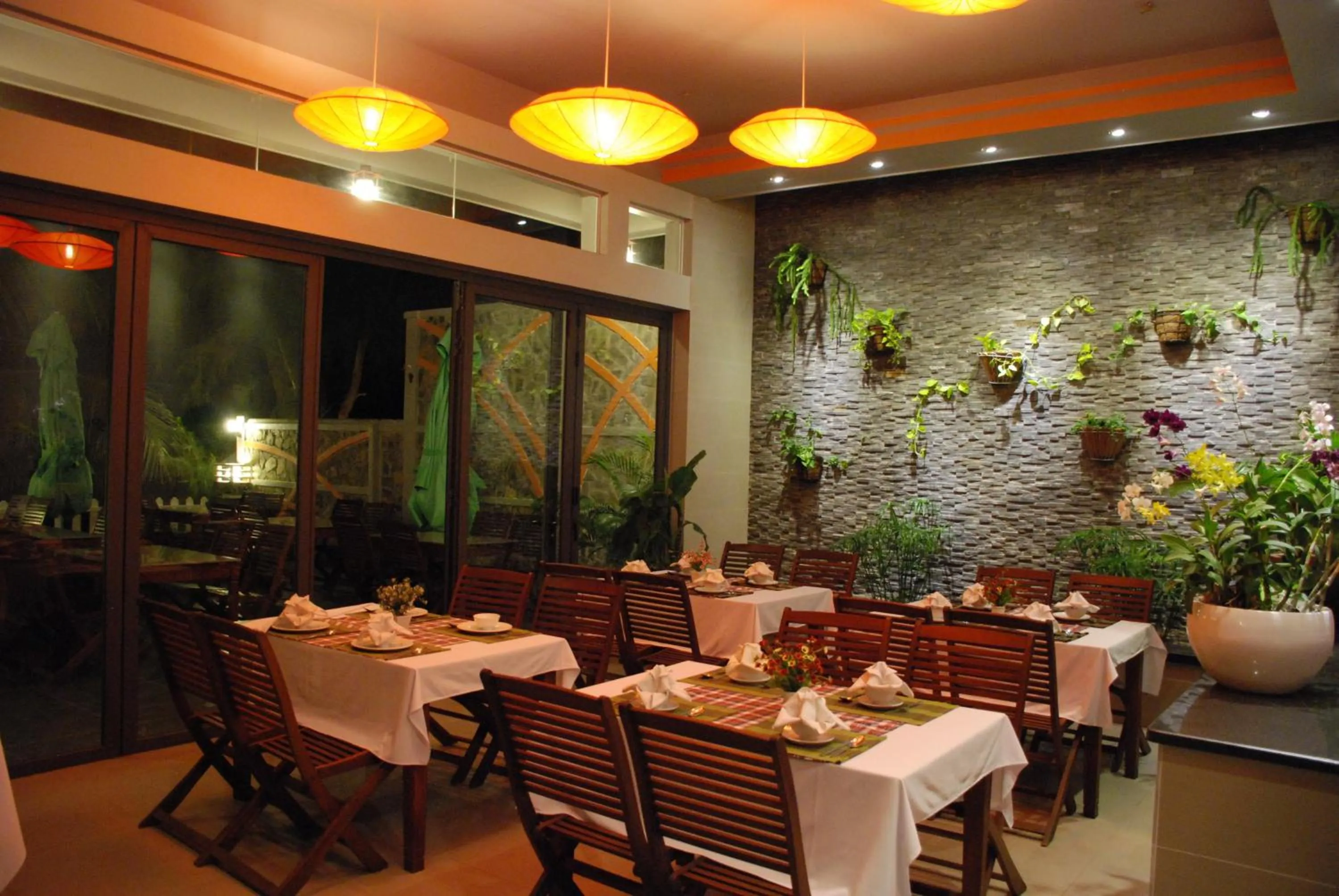 Restaurant/places to eat in Canary Beach Resort