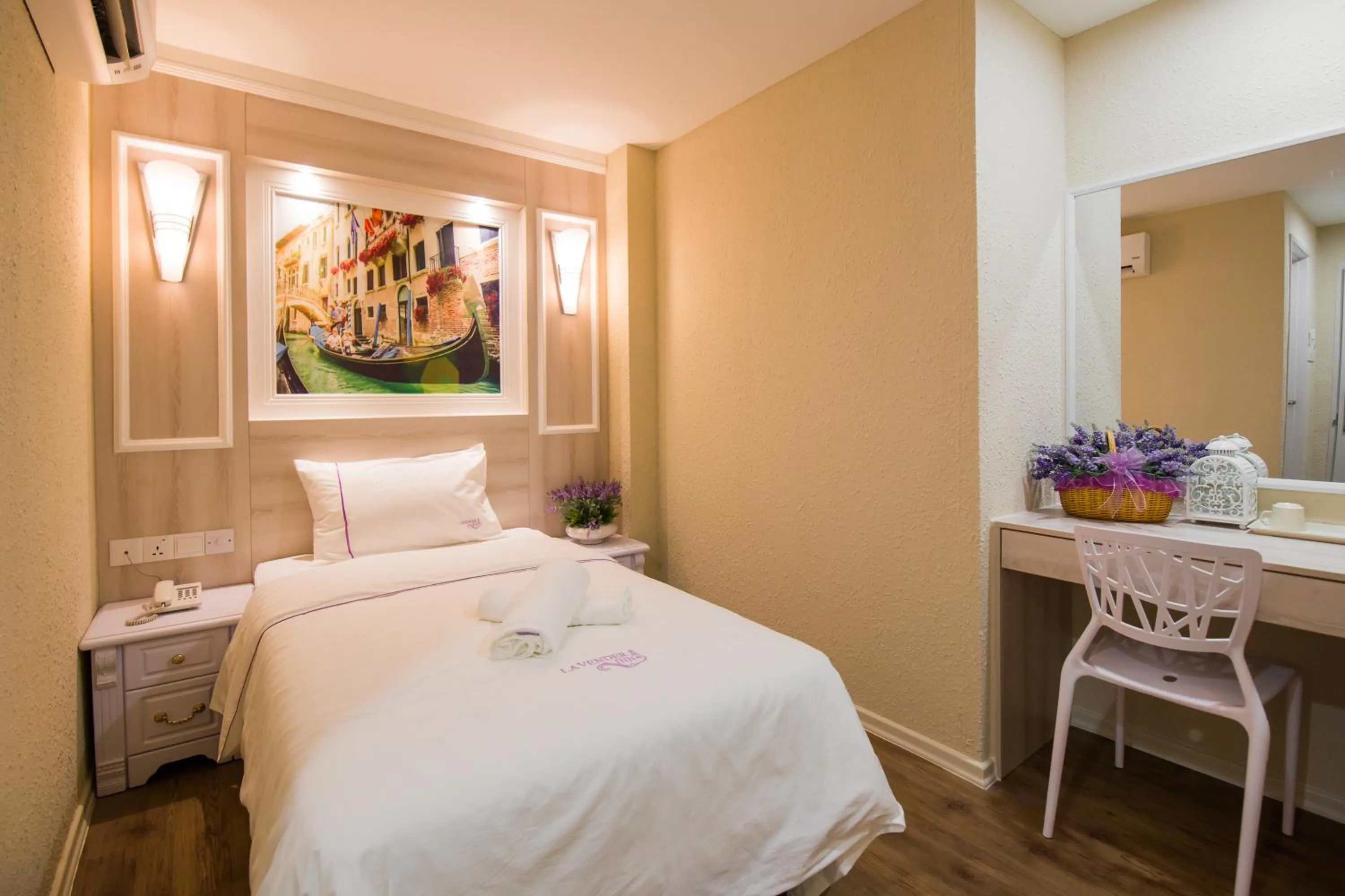 Photo of the whole room, Bed in Lavender Inn USJ