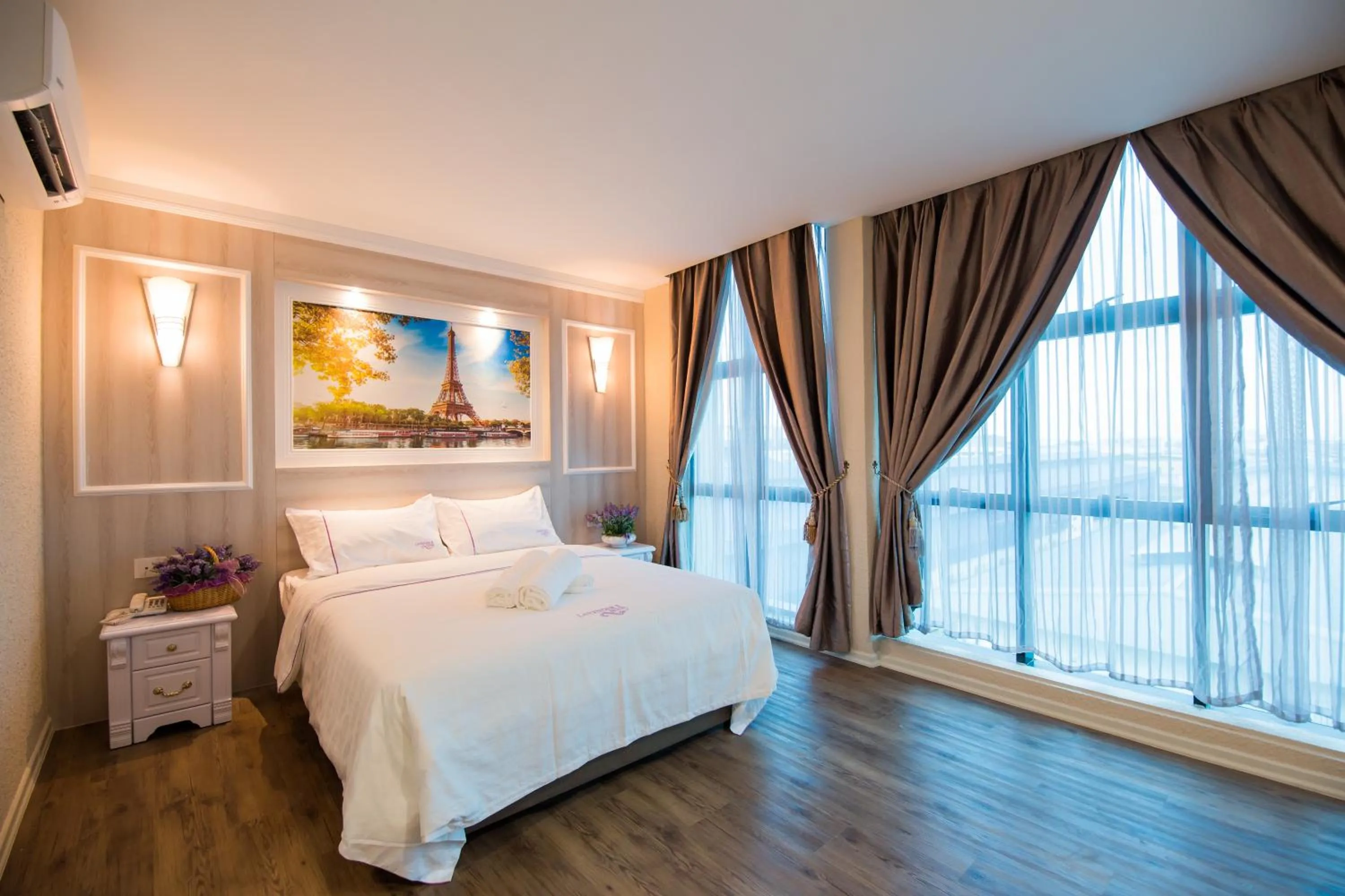 Photo of the whole room, Bed in Lavender Inn USJ