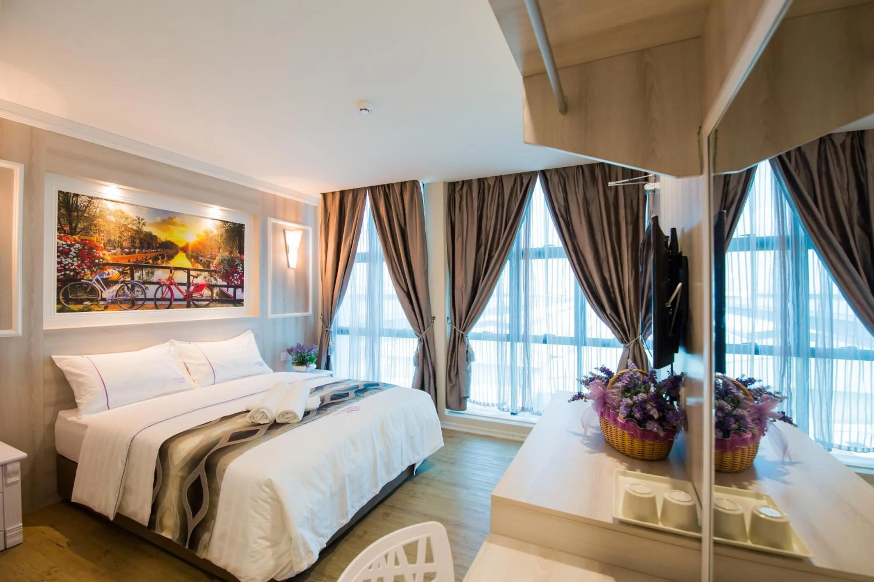 Photo of the whole room, Bed in Lavender Inn USJ