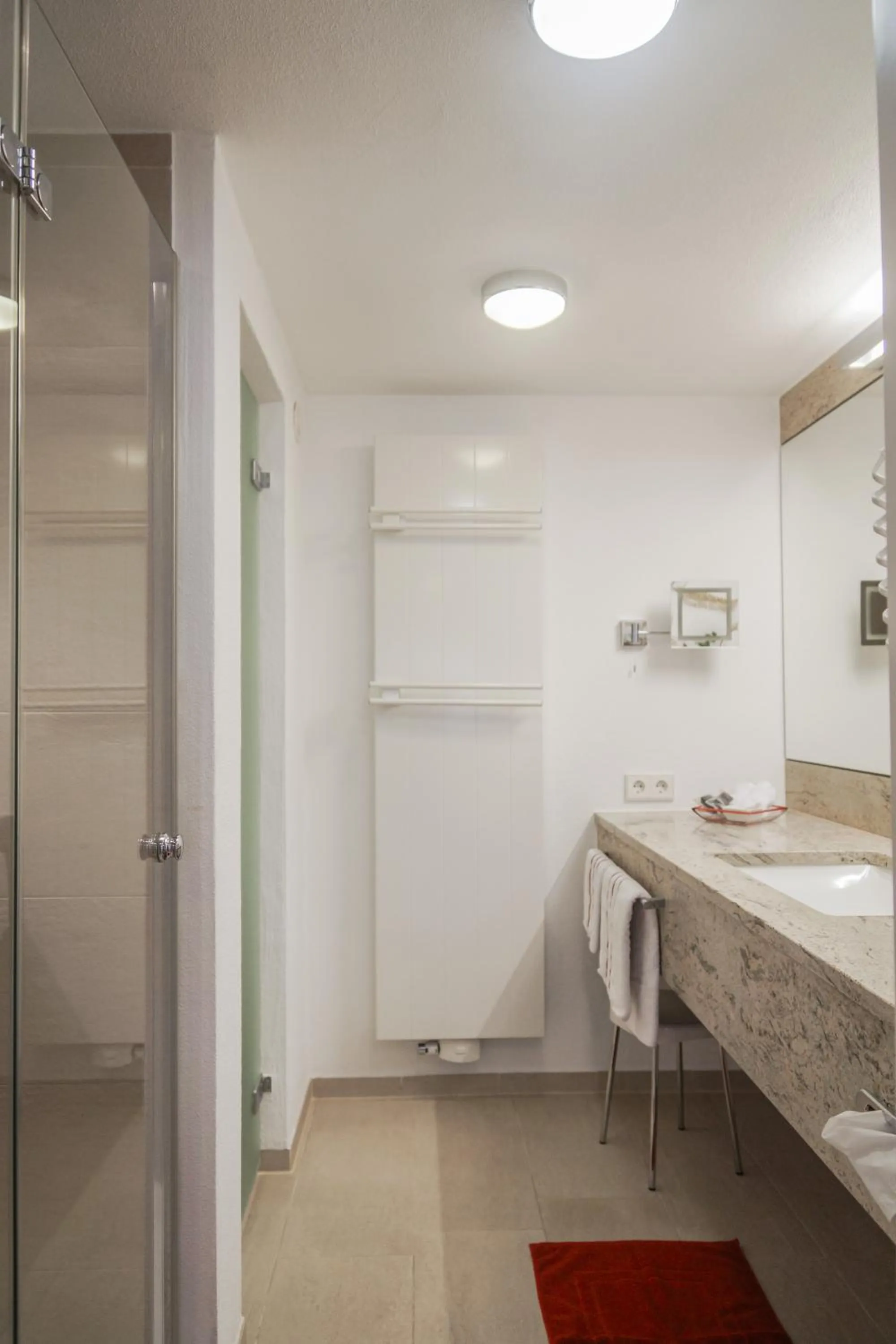 Shower in Hotel Garni in der Breite