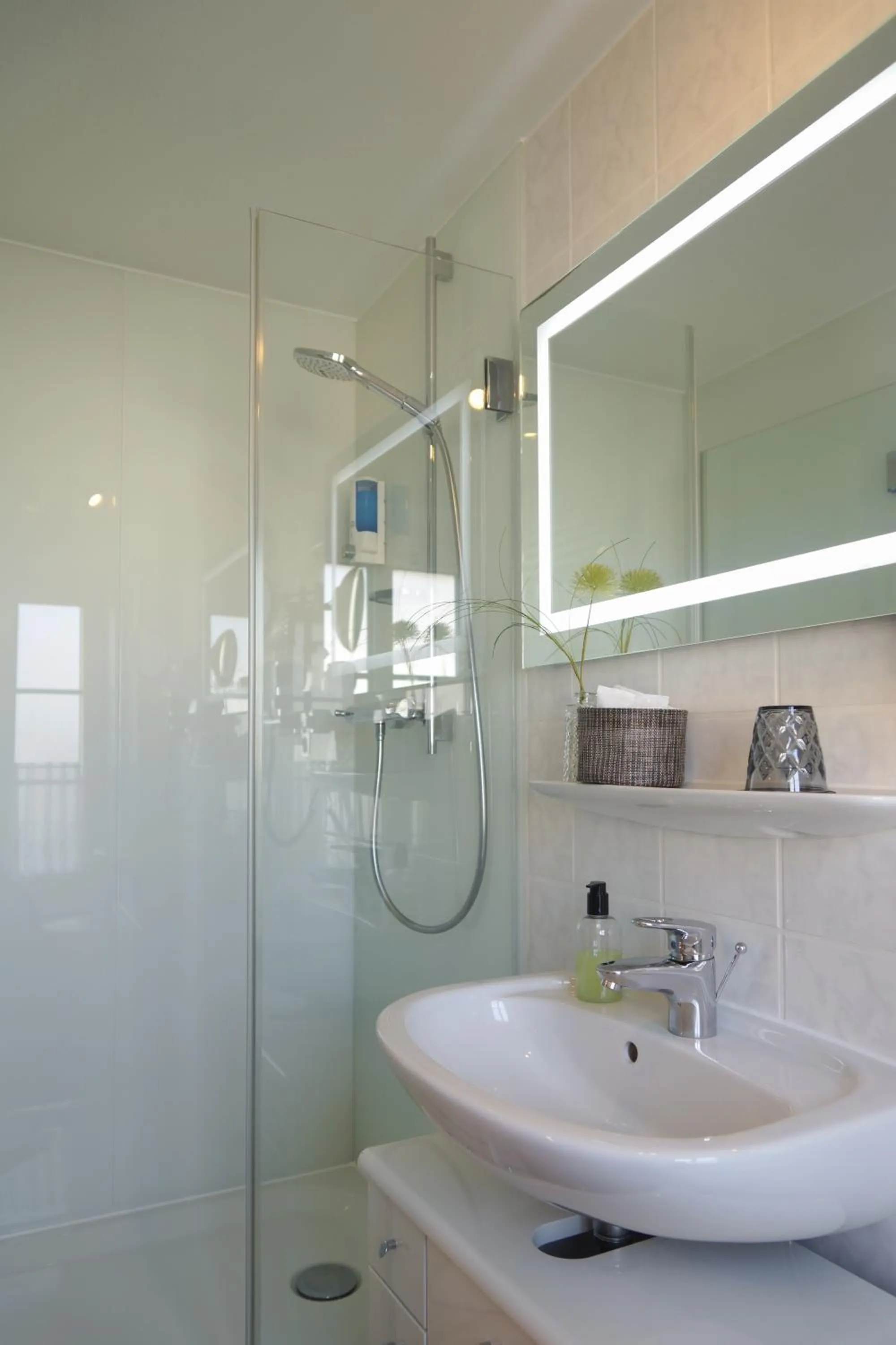 Shower in Hotel Garni in der Breite