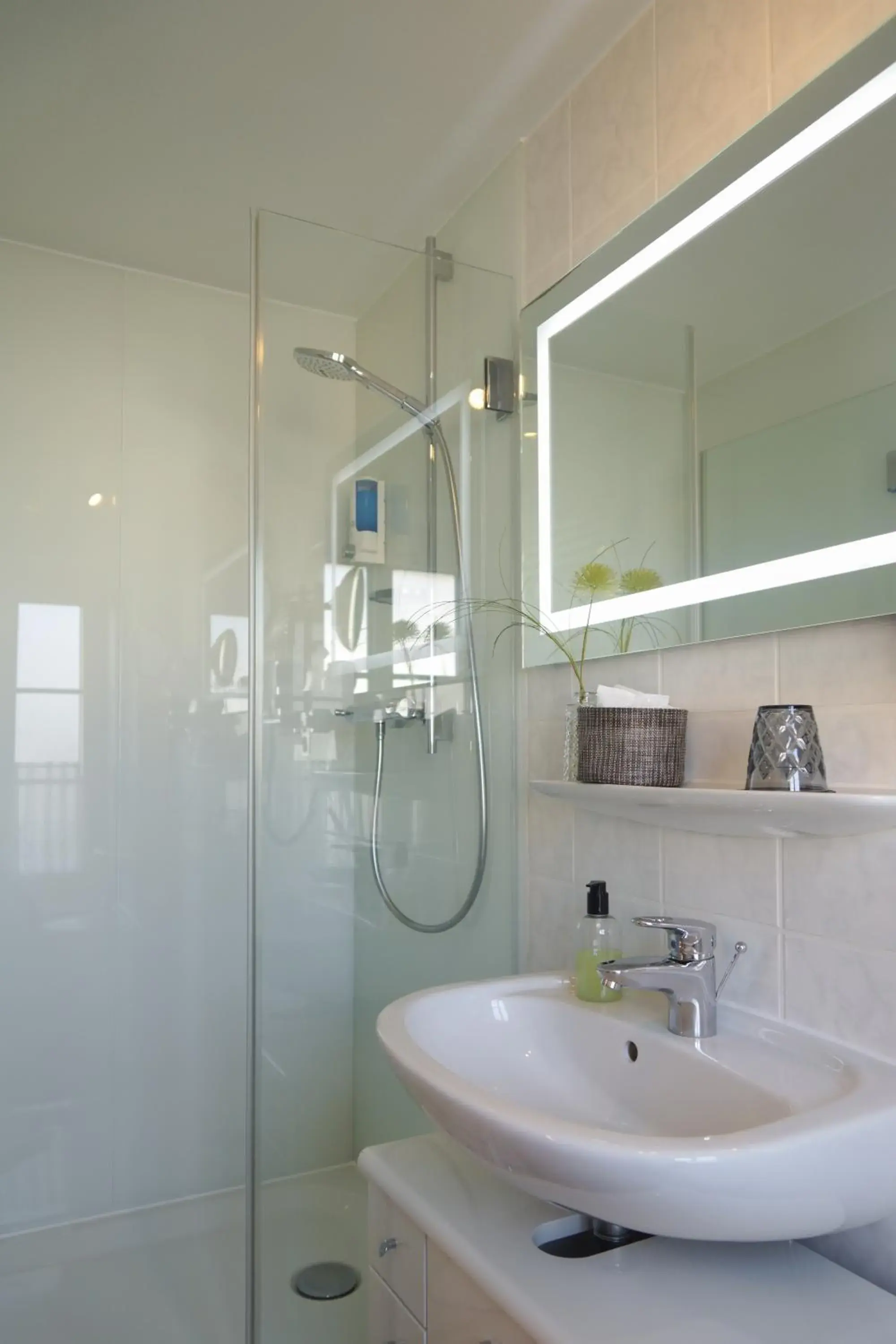 Single Room with Shower in Hotel Garni in der Breite Single Room with Shower in Hotel Garni in der Breite