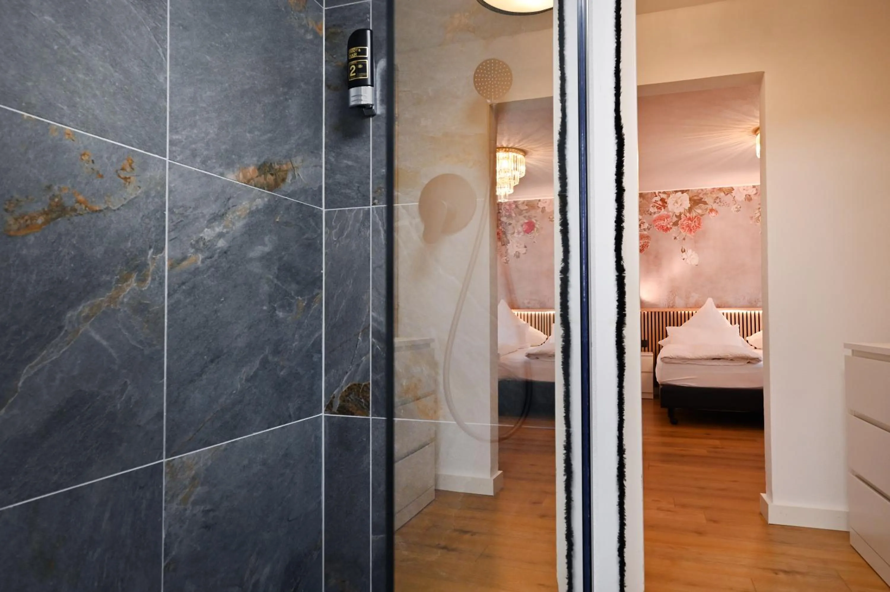 Shower, Bed in Hotel Zehnthof