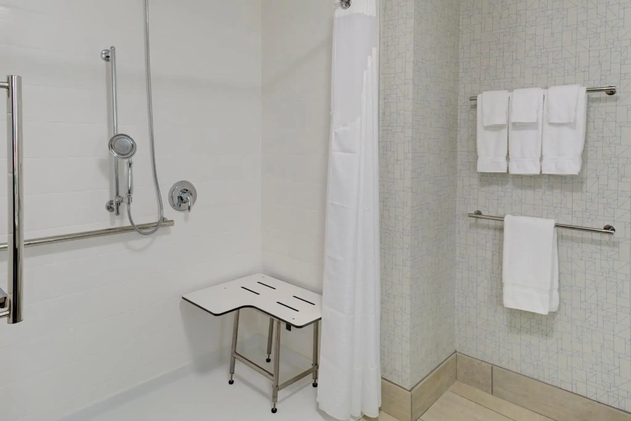 Standard King Room with Mobility Accessible Roll-In Shower in Holiday Inn Express & Suites - King George - Dahlgren by IHG Standard King Room with Mobility Accessible Roll-In Shower in Holiday Inn Express & Suites - King George - Dahlgren by IHG