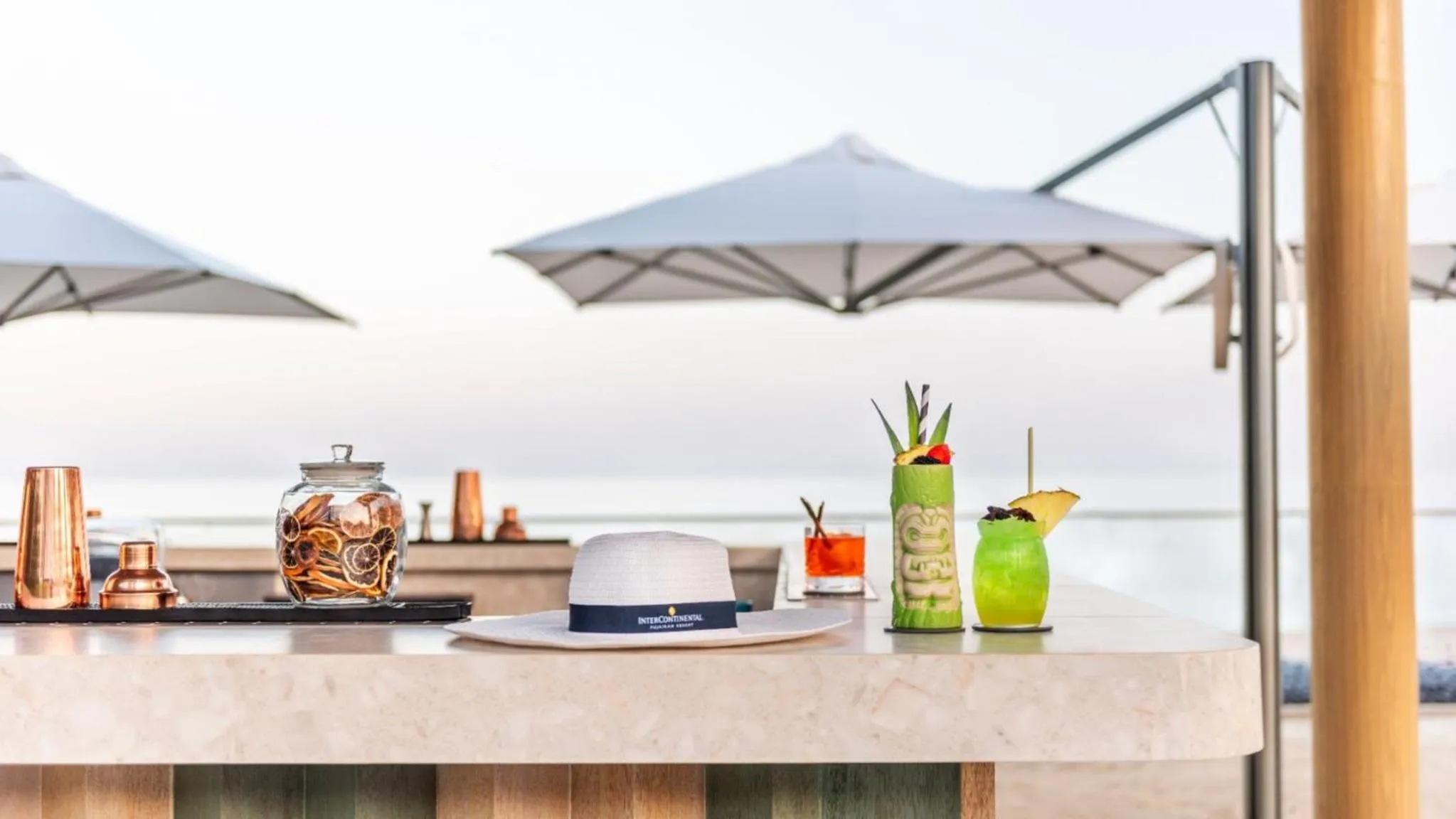 Lounge or bar in InterContinental Fujairah Resort by IHG