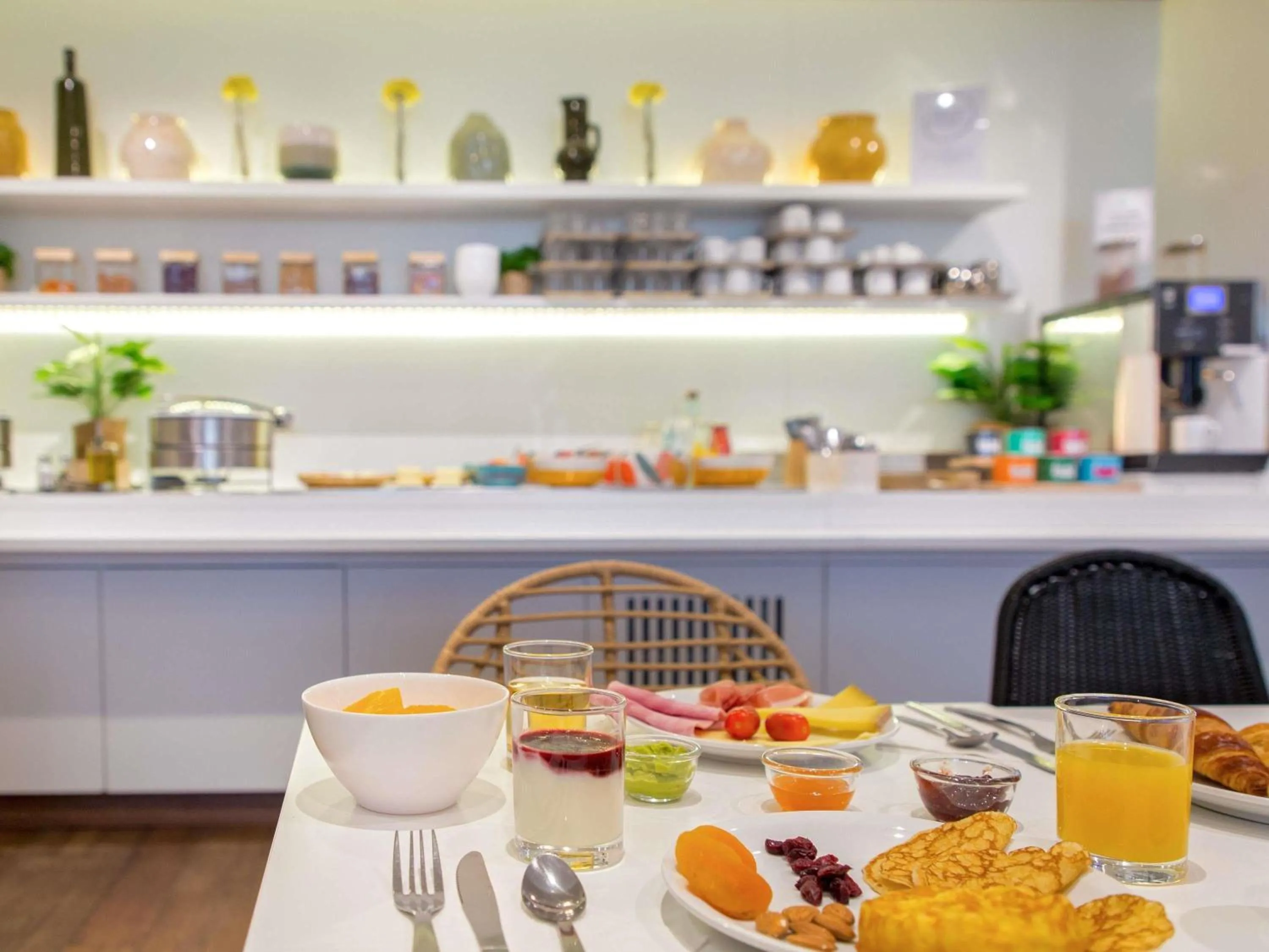 Breakfast in Novotel Suites Perpignan Centre - Grandes Suites & Confort Centre-Ville