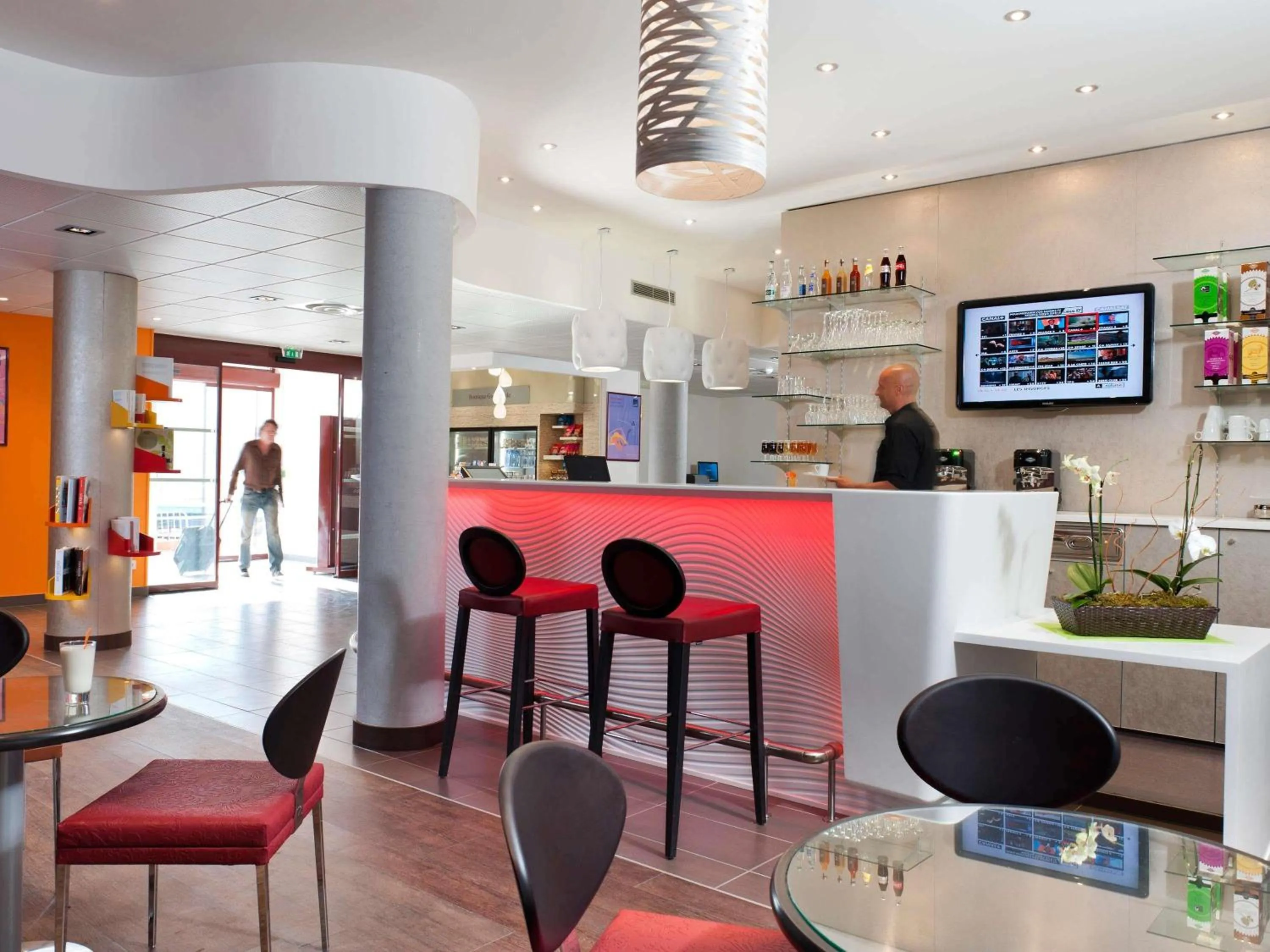Lounge or bar in Novotel Suites Perpignan Centre - Grandes Suites & Confort Centre-Ville