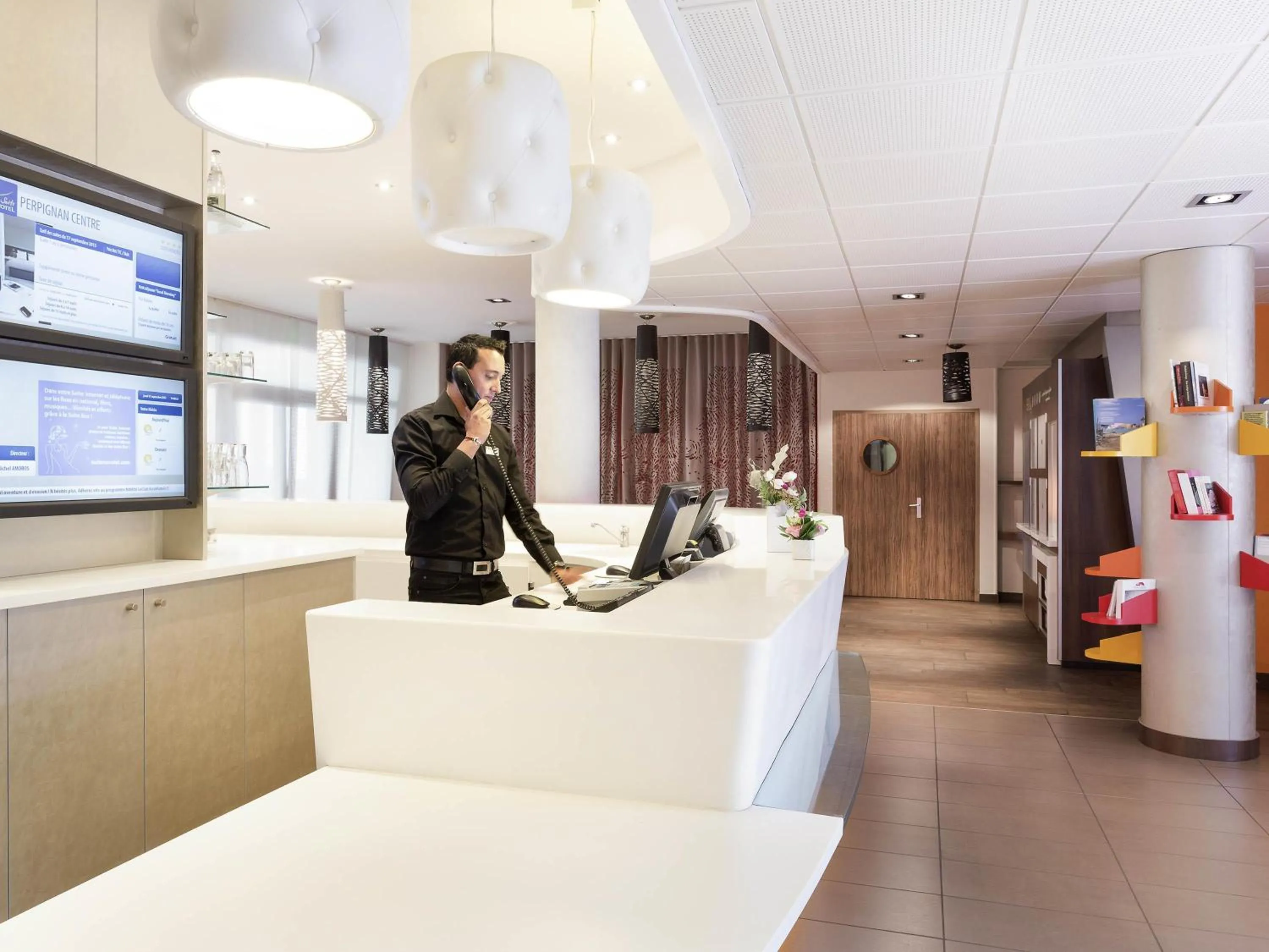 Lounge or bar in Novotel Suites Perpignan Centre - Grandes Suites & Confort Centre-Ville