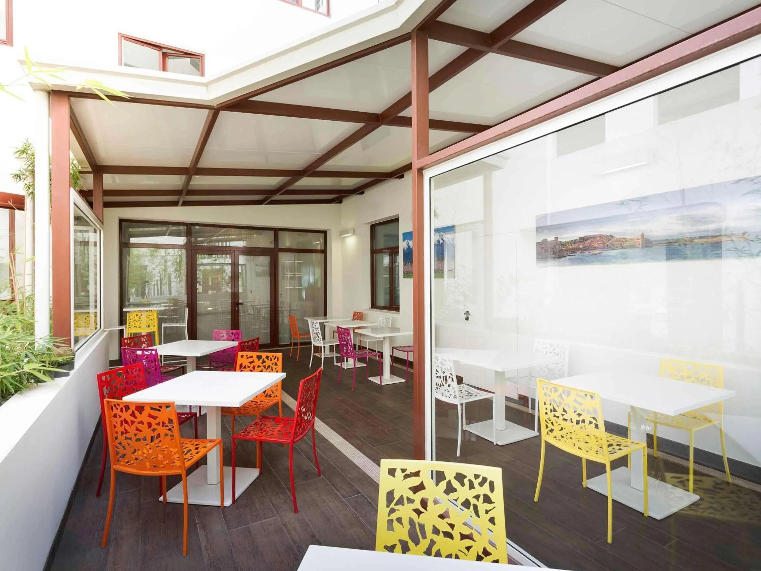 Lounge or bar in Novotel Suites Perpignan Centre - Grandes Suites & Confort Centre-Ville