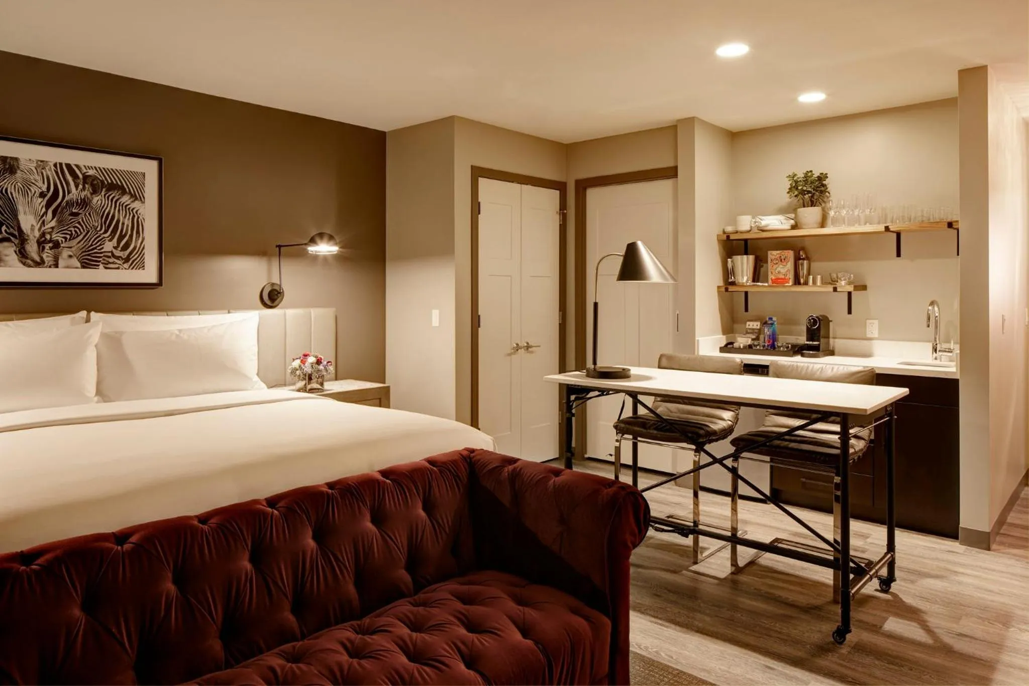 Kitchen or kitchenette, Bed in Archer Hotel Boston/Burlington