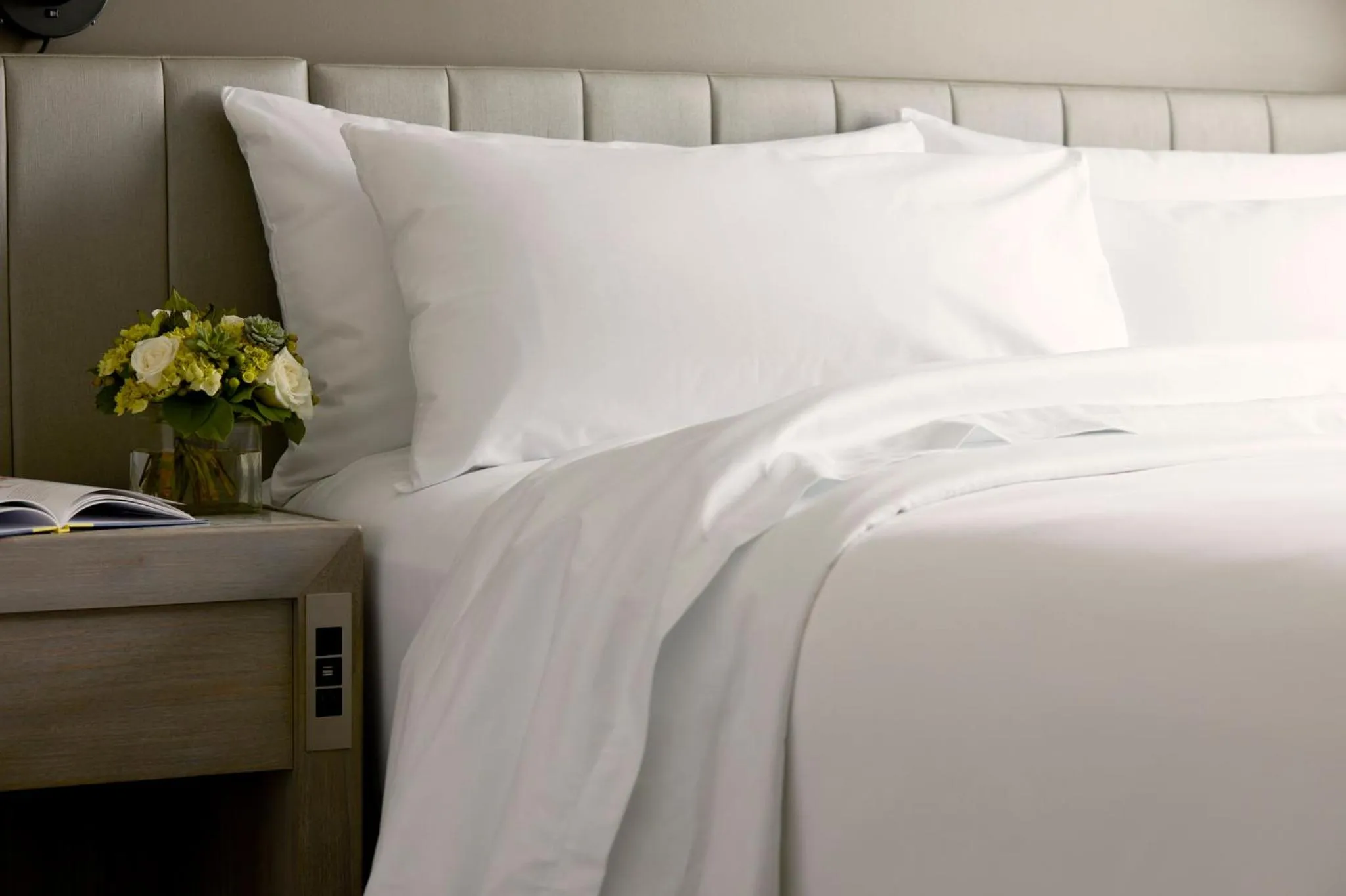 Photo of the whole room, Bed in Archer Hotel Boston/Burlington