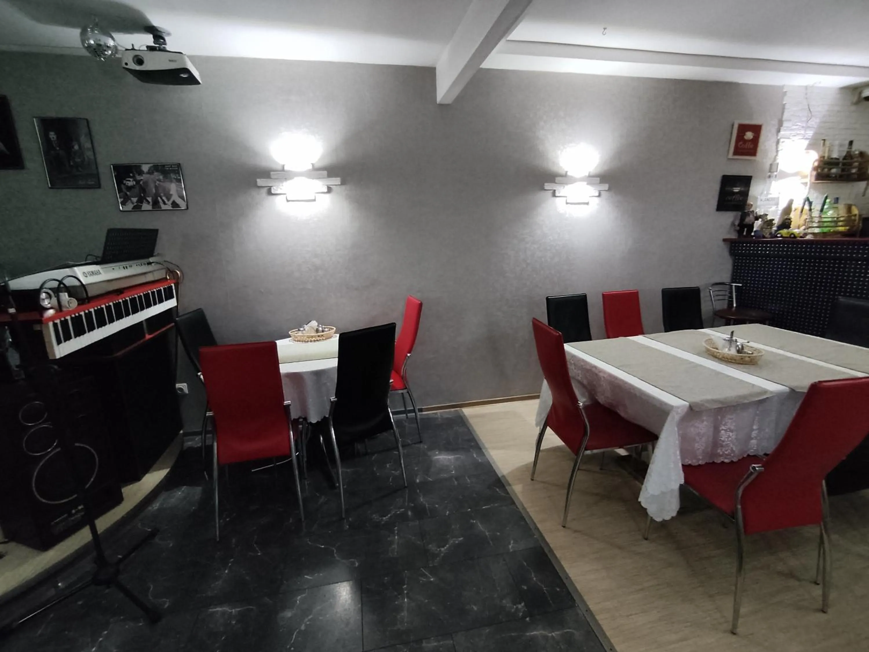 Restaurant/places to eat in Hotel Veagles