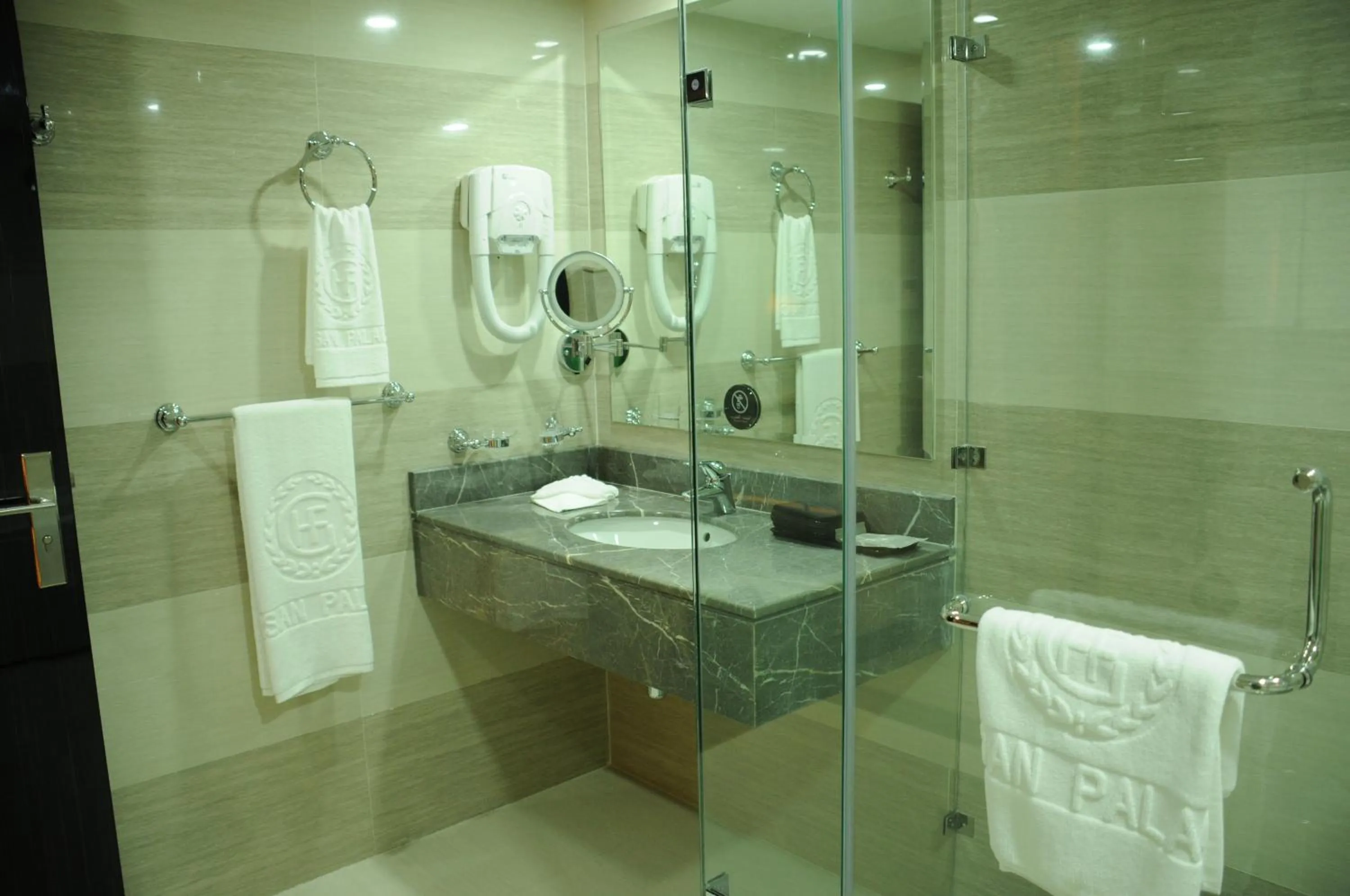 Bathroom in Frsan Palace Hotel