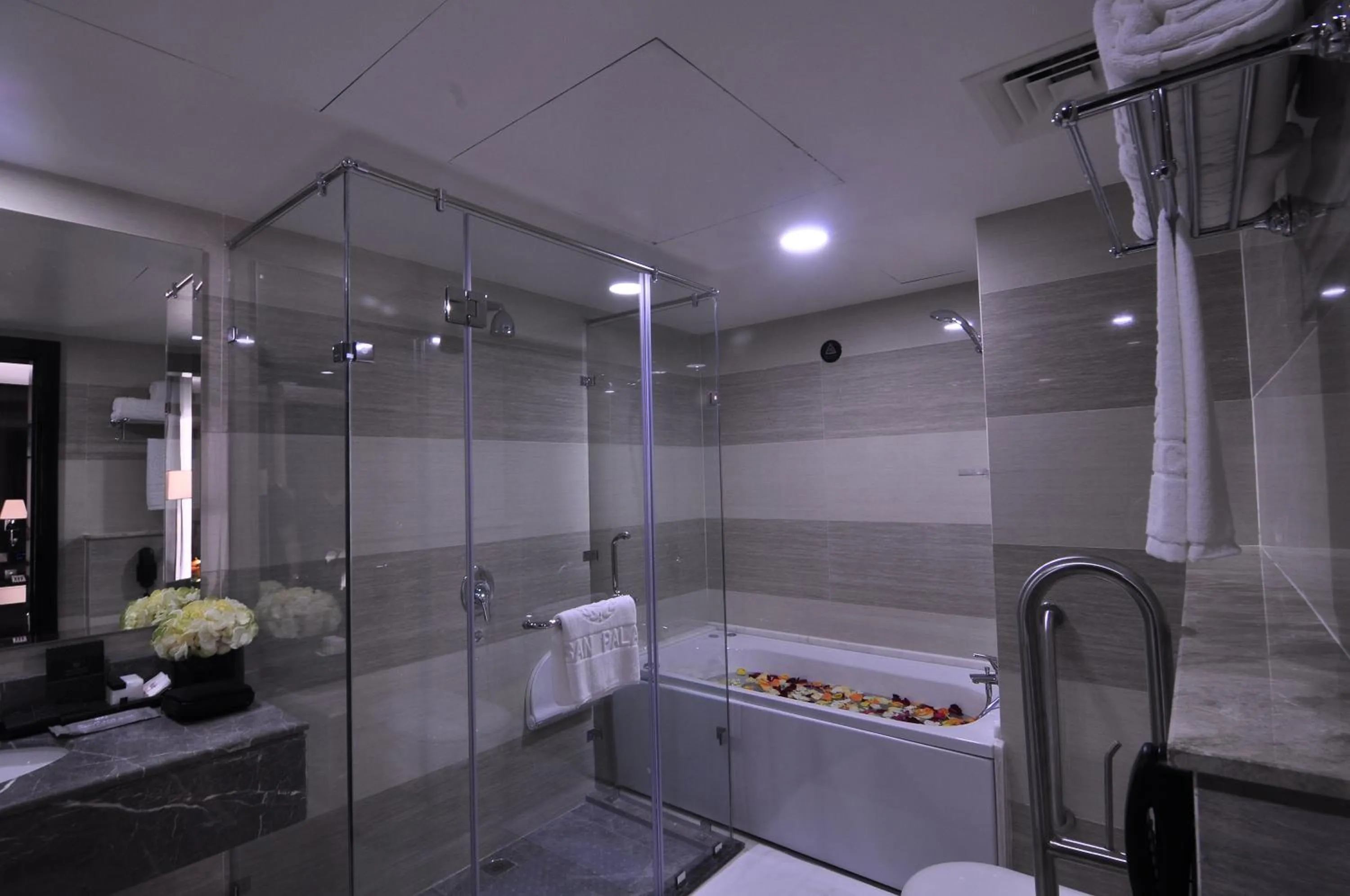 Bathroom in Frsan Palace Hotel