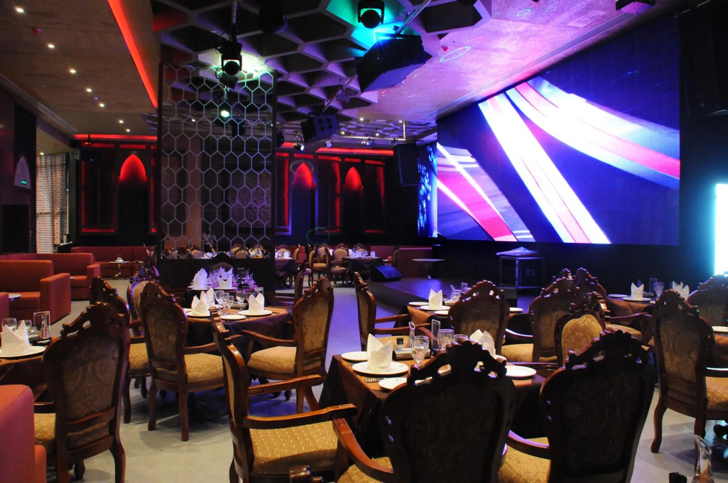 Evening entertainment in Frsan Palace Hotel