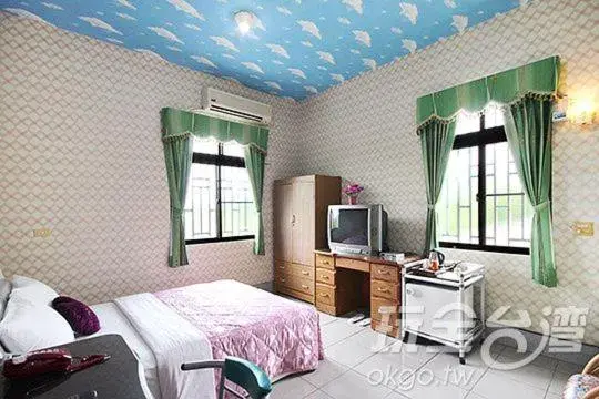 Standard Double Room with Shared Bathroom in Reny Lake Warm Hostel Standard Double Room with Shared Bathroom in Reny Lake Warm Hostel