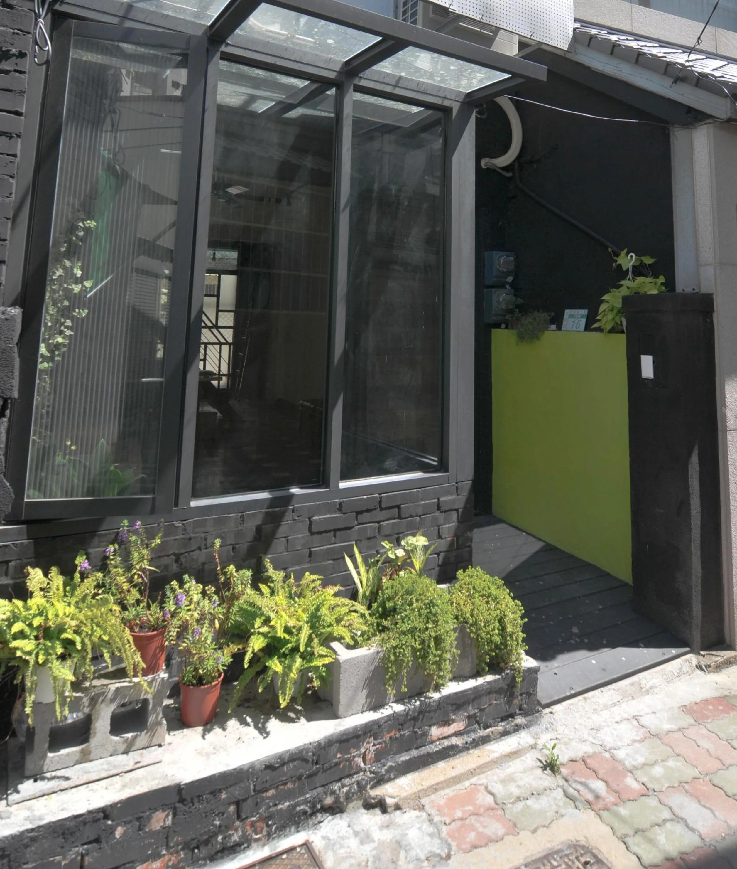 Facade/entrance in Avery case