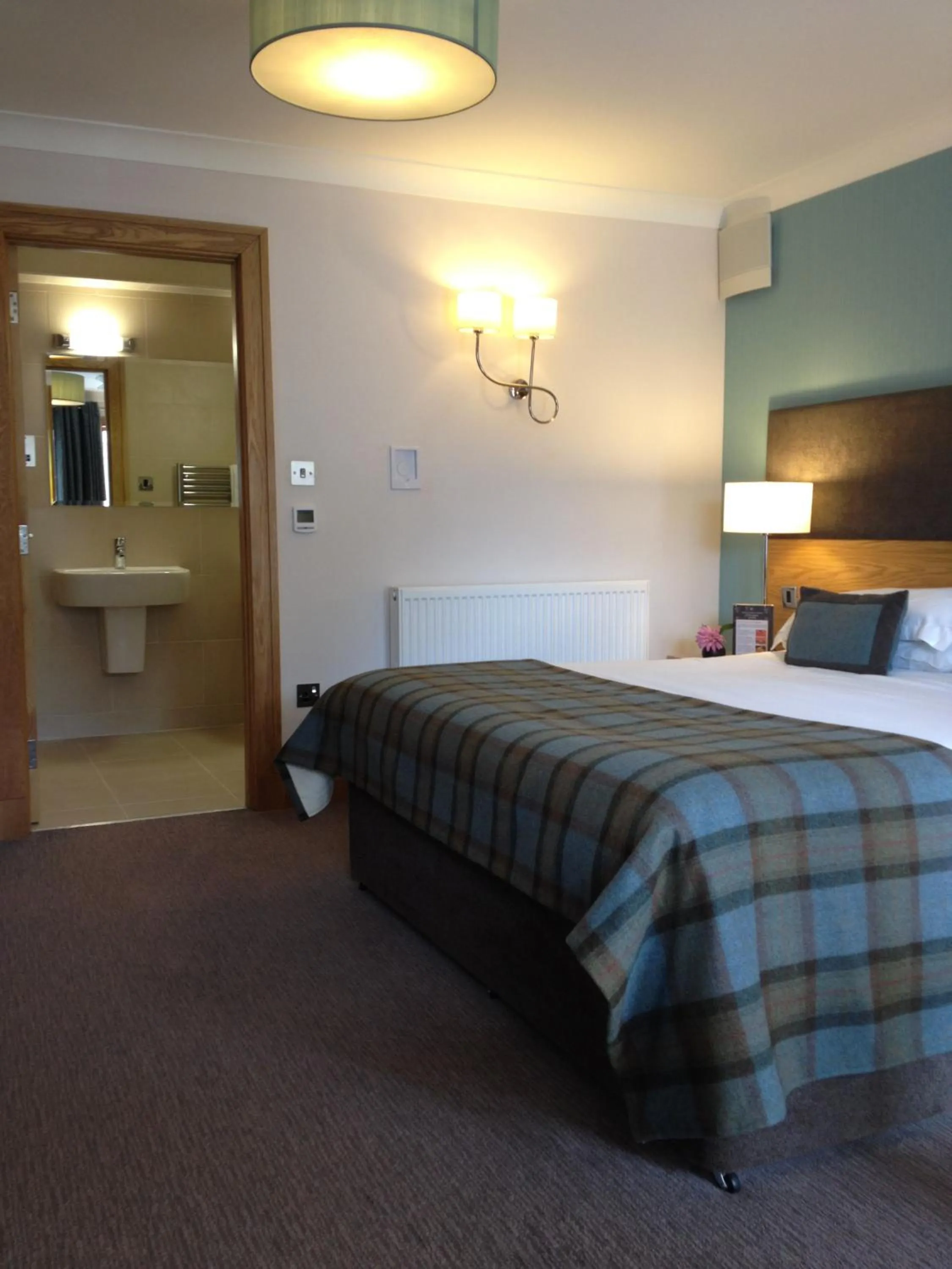 Bedroom, Bed in Craigmhor Lodge & Courtyard